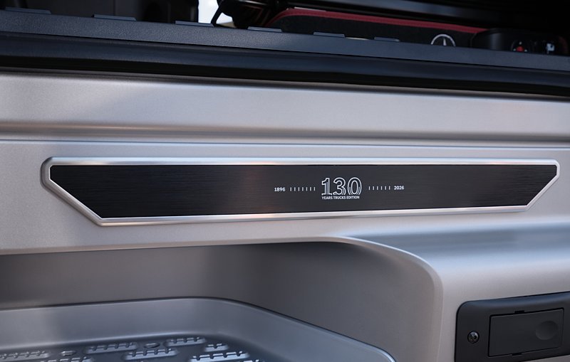 Der Einstieg
Noch bevor die Fahrt beginnt, zeigt die Edition ihren besonderen Anspruch. Die beleuchtete Einstiegsleiste im „130&nbsp;Years Trucks Edition“‑Design und die zugehörige Plakette auf der Zierleiste verbinden exklusives Design mit der Geschichte von Mercedes‑Benz Trucks.