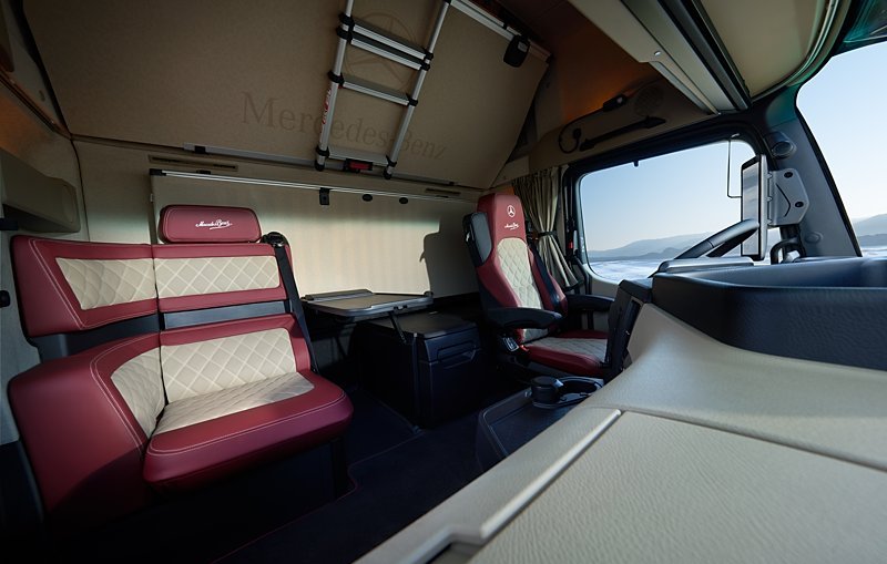 Das SoloStar Concept
Die optionale SoloStar Sitzecke überzeugt mit exklusiver Lederausstattung in Beige und Rot, wirkt raumvergrößernd, verleiht dem Innenraum Lounge‑Charakter und bietet Fahrerinnen und Fahrern auch abseits der Straße Komfort auf höchstem Niveau.