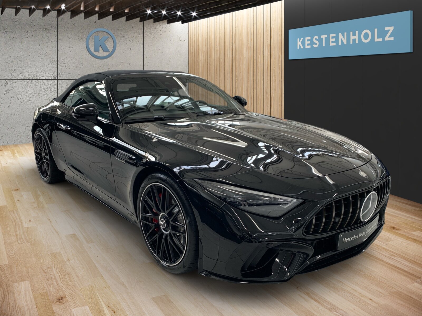 Ausstattungslinien und -Pakete:  AMG Aerodynamik-Paket,   AMG Night-Paket:  AMG Night-Paket II,   ENERGIZING Paket Plus,   Fahrassistenz-Paket:  Laderaum-Paket,   Memory-Paket:  Park-Paket mit Rückfahrkamera:  Premium Plus,   Spiegel-Paket:  USB-Paket PlusExterieur:  53,3 cm (21") AMG Schmiederäder im 10-Doppelspeichen-Design,   AIRPANEL,   AMG Einstiegsleisten mit "AMG" Schriftzug, beleuchtet und mit Wechselcover,   AMG Lichtinszenierung,   AMG Ride Control Fahrwerk:  Außenspiegel elektrisch anklappbar:  Bremssattel rot lackiert,   Designschlüssel mit Chromapplikationen,   DIGITAL LIGHT mit Projektionsfunktion,   Fahrzeug mit Linkslenkung,   Hintere Sensoren für Spurhalte-Assistent,   Identifikationsschild mit VIN-Nummer,   MAGIC VISION CONTROL,   Motor-Restwärmenutzung,   Motorsound-System (AMG Real Performance Sound),   Produktschutz Teilschutz,   Projektionsfunktion für Linien,   Radgroesse 21" Mischbereifung Variante 1 AMG,   Scheinwerfer und Heckleuchten abgedunkelt,   Schwarz lackierte Kühlerlamellen,   SPEED- + LOADINDEX 103Y XL + 104Y XL,   Steuer-Code - Funktion GSR-ISA,   Steuercode Demo Car,   Steuercode Demo Car MIG,   Steuercode Umstellung WLTP mit RDE,   Stoffverdeck schwarz:  Typkennzeichen auf Heckdeckel und Kotflügeln in Hochglanzschwarz,   Vorrüstung für Projektionsfunktion Animationen,   Vorrüstung für Projektionsfunktion SymboleInterieur:  Ambientebeleuchtung:  AMG Lenkradtasten,   AMG Performance Lenkrad in Leder Nappa / Mikrofaser MICROCUT,   AMG Zierelemente Carbon,   Automatische Restkofferraum-Abtrennung,   Bedienungsanleitung und Serviceinformation - deutsch,   Beifahrersitz mit Gewichtserkennung,   Cupholder,   Headbags im Fond,   Innenhimmel Stoff schwarz,   Klimatisierungsautomatik Thermotronic:  LEDER / NAPPA / SEMIANILIN,   Multikontursitze für Fahrer und Beifahrer,   Sonnenblende ausziehbar,   Steckdose im KofferraumMultimedia:  Android Auto:  Apple CarPlay:  Burmester® Surround-Soundsystem:  Digitales Radio:  Erweiterte Funktionen MBUX:  Fahrerdisplay,   Festplatten-Navigation:  Head-Up Display:  Headunit Länderset für ECE (NTG 7),   Kabelloses Ladesystem für mobile Endgeräte vorn:  Kommunikationsmodul (LTE) für die Nutzung von Digitalen Extras,   MBUX Augmented Reality für Navigation:  MBUX Multimediasystem:  MBUX Navigation Premium,   Mercedes-Benz Notrufsystem:  Remote Services Premium,   Smartphone Integration:  Soundpersonalisierung,   Sprache Kombiinstrument - deutsch,   Techn. Kommunikationsmodulvariante für ECE,   Vorrüstung für digitalen Fahrzeugschlüssel für Smartphone,   Vorrüstung für digitales Radio:  Vorrüstung für MBUX Entertainment Plus,   Vorrüstung für Navigationsdienste,   Vorrüstung Live Traffic Information:  Zentraldisplay:Komfort und Umwelt:  360°-Kamera:  Adaptiver Fernlicht-Assistent Plus:  Airscarf:  Aktiver Geschwindigkeitslimit-Assistent:  Aktiver Park-Assistent:  Aktiver Spurhalte-Assistent:  Aktiver Spurwechselassistent,   AMG SPEEDSHIFT MCT 9G,   Ausweichunterstützung (Ausweichassistent),   Erweitertes automatisches Wiederanfahren im Stau,   Fahrassistenz-System: Rettungsgassen-Assistent,   Gepäckraumklappen-Fernschließung,   Hands-Free Access,   Hinterachslenkung:  i-Size Kindersitzbefestigung Beifahrersitz,   Innen- und Außenspiegel automatisch abblendend,   ISOFIX Kindersitzverankerungen:  KEYLESS-GO mit flächenbündigen Türgriffen,   KEYLESS-GO Start-Funktion:  Kraftstofftanksystem für EU6d-Norm:  Lenkradheizung:  MBUX Interieur-Assistent,   Nothalt-Assistent mit Hands-off Spurwechsel Software,   Passive Personenanwesenheitserinnerung,   Sitzklimatisierung für Fahrer und Beifahrer:  Streckenbasierte Geschwindigkeitsanpassung,   Verkehrszeichen-Assistent:Sicherheit:  Aktiver Abstands-Assistent DISTRONIC:  AMG Hochleistungs- Verbundbremsanlage,   Deaktivierung Schließrückmeldung über Fanfare,   Distronic Plus Querunterstützung (DTR+Q),   Einbruch- und Diebstahlwarnanlage mit Vorrüstung für Kollisionserkennung:  Fingerabdrucksensor,   Fond-Sicherheitsgurt mit Gurtkraftbegrenzer,   Fondgurt-Statusanzeige im Instrumenten-Display,   GUARD 360° Fahrzeugschutz Plus,   Innenraumabsicherung,   PRE-SAFE ® -System:  Rating Länderset EURO-NCAP,   Reifendruckkontrolle (RDK):  Sidebags:  Vorrüstung für GUARD 360° ServicesWeiteres:  AMG-FAHRZEUG-BAUMUSTER PERFORMANCE/HIGH,   COLDEND TECHNIK TYP 0,   CONTROL CODE WLTP 3RD ACT,   HOTEND TECHNIK TYP II-A,   Kältemittel 1234yf.