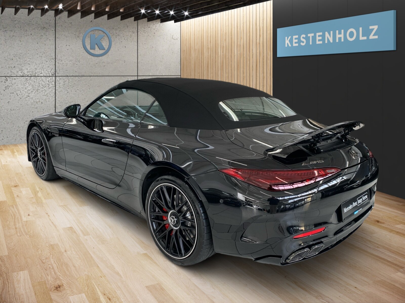 Ausstattungslinien und -Pakete:  AMG Aerodynamik-Paket,   AMG Night-Paket:  AMG Night-Paket II,   ENERGIZING Paket Plus,   Fahrassistenz-Paket:  Laderaum-Paket,   Memory-Paket:  Park-Paket mit Rückfahrkamera:  Premium Plus,   Spiegel-Paket:  USB-Paket PlusExterieur:  53,3 cm (21") AMG Schmiederäder im 10-Doppelspeichen-Design,   AIRPANEL,   AMG Einstiegsleisten mit "AMG" Schriftzug, beleuchtet und mit Wechselcover,   AMG Lichtinszenierung,   AMG Ride Control Fahrwerk:  Außenspiegel elektrisch anklappbar:  Bremssattel rot lackiert,   Designschlüssel mit Chromapplikationen,   DIGITAL LIGHT mit Projektionsfunktion,   Fahrzeug mit Linkslenkung,   Hintere Sensoren für Spurhalte-Assistent,   Identifikationsschild mit VIN-Nummer,   MAGIC VISION CONTROL,   Motor-Restwärmenutzung,   Motorsound-System (AMG Real Performance Sound),   Produktschutz Teilschutz,   Projektionsfunktion für Linien,   Radgroesse 21" Mischbereifung Variante 1 AMG,   Scheinwerfer und Heckleuchten abgedunkelt,   Schwarz lackierte Kühlerlamellen,   SPEED- + LOADINDEX 103Y XL + 104Y XL,   Steuer-Code - Funktion GSR-ISA,   Steuercode Demo Car,   Steuercode Demo Car MIG,   Steuercode Umstellung WLTP mit RDE,   Stoffverdeck schwarz:  Typkennzeichen auf Heckdeckel und Kotflügeln in Hochglanzschwarz,   Vorrüstung für Projektionsfunktion Animationen,   Vorrüstung für Projektionsfunktion SymboleInterieur:  Ambientebeleuchtung:  AMG Lenkradtasten,   AMG Performance Lenkrad in Leder Nappa / Mikrofaser MICROCUT,   AMG Zierelemente Carbon,   Automatische Restkofferraum-Abtrennung,   Bedienungsanleitung und Serviceinformation - deutsch,   Beifahrersitz mit Gewichtserkennung,   Cupholder,   Headbags im Fond,   Innenhimmel Stoff schwarz,   Klimatisierungsautomatik Thermotronic:  LEDER / NAPPA / SEMIANILIN,   Multikontursitze für Fahrer und Beifahrer,   Sonnenblende ausziehbar,   Steckdose im KofferraumMultimedia:  Android Auto:  Apple CarPlay:  Burmester® Surround-Soundsystem:  Digitales Radio:  Erweiterte Funktionen MBUX:  Fahrerdisplay,   Festplatten-Navigation:  Head-Up Display:  Headunit Länderset für ECE (NTG 7),   Kabelloses Ladesystem für mobile Endgeräte vorn:  Kommunikationsmodul (LTE) für die Nutzung von Digitalen Extras,   MBUX Augmented Reality für Navigation:  MBUX Multimediasystem:  MBUX Navigation Premium,   Mercedes-Benz Notrufsystem:  Remote Services Premium,   Smartphone Integration:  Soundpersonalisierung,   Sprache Kombiinstrument - deutsch,   Techn. Kommunikationsmodulvariante für ECE,   Vorrüstung für digitalen Fahrzeugschlüssel für Smartphone,   Vorrüstung für digitales Radio:  Vorrüstung für MBUX Entertainment Plus,   Vorrüstung für Navigationsdienste,   Vorrüstung Live Traffic Information:  Zentraldisplay:Komfort und Umwelt:  360°-Kamera:  Adaptiver Fernlicht-Assistent Plus:  Airscarf:  Aktiver Geschwindigkeitslimit-Assistent:  Aktiver Park-Assistent:  Aktiver Spurhalte-Assistent:  Aktiver Spurwechselassistent,   AMG SPEEDSHIFT MCT 9G,   Ausweichunterstützung (Ausweichassistent),   Erweitertes automatisches Wiederanfahren im Stau,   Fahrassistenz-System: Rettungsgassen-Assistent,   Gepäckraumklappen-Fernschließung,   Hands-Free Access,   Hinterachslenkung:  i-Size Kindersitzbefestigung Beifahrersitz,   Innen- und Außenspiegel automatisch abblendend,   ISOFIX Kindersitzverankerungen:  KEYLESS-GO mit flächenbündigen Türgriffen,   KEYLESS-GO Start-Funktion:  Kraftstofftanksystem für EU6d-Norm:  Lenkradheizung:  MBUX Interieur-Assistent,   Nothalt-Assistent mit Hands-off Spurwechsel Software,   Passive Personenanwesenheitserinnerung,   Sitzklimatisierung für Fahrer und Beifahrer:  Streckenbasierte Geschwindigkeitsanpassung,   Verkehrszeichen-Assistent:Sicherheit:  Aktiver Abstands-Assistent DISTRONIC:  AMG Hochleistungs- Verbundbremsanlage,   Deaktivierung Schließrückmeldung über Fanfare,   Distronic Plus Querunterstützung (DTR+Q),   Einbruch- und Diebstahlwarnanlage mit Vorrüstung für Kollisionserkennung:  Fingerabdrucksensor,   Fond-Sicherheitsgurt mit Gurtkraftbegrenzer,   Fondgurt-Statusanzeige im Instrumenten-Display,   GUARD 360° Fahrzeugschutz Plus,   Innenraumabsicherung,   PRE-SAFE ® -System:  Rating Länderset EURO-NCAP,   Reifendruckkontrolle (RDK):  Sidebags:  Vorrüstung für GUARD 360° ServicesWeiteres:  AMG-FAHRZEUG-BAUMUSTER PERFORMANCE/HIGH,   COLDEND TECHNIK TYP 0,   CONTROL CODE WLTP 3RD ACT,   HOTEND TECHNIK TYP II-A,   Kältemittel 1234yf.