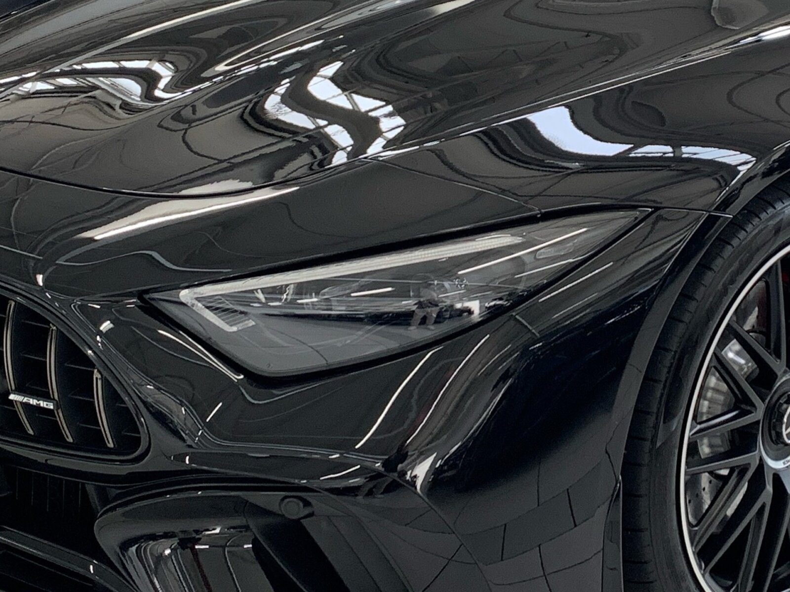 Ausstattungslinien und -Pakete:  AMG Aerodynamik-Paket,   AMG Night-Paket:  AMG Night-Paket II,   ENERGIZING Paket Plus,   Fahrassistenz-Paket:  Laderaum-Paket,   Memory-Paket:  Park-Paket mit Rückfahrkamera:  Premium Plus,   Spiegel-Paket:  USB-Paket PlusExterieur:  53,3 cm (21") AMG Schmiederäder im 10-Doppelspeichen-Design,   AIRPANEL,   AMG Einstiegsleisten mit "AMG" Schriftzug, beleuchtet und mit Wechselcover,   AMG Lichtinszenierung,   AMG Ride Control Fahrwerk:  Außenspiegel elektrisch anklappbar:  Bremssattel rot lackiert,   Designschlüssel mit Chromapplikationen,   DIGITAL LIGHT mit Projektionsfunktion,   Fahrzeug mit Linkslenkung,   Hintere Sensoren für Spurhalte-Assistent,   Identifikationsschild mit VIN-Nummer,   MAGIC VISION CONTROL,   Motor-Restwärmenutzung,   Motorsound-System (AMG Real Performance Sound),   Produktschutz Teilschutz,   Projektionsfunktion für Linien,   Radgroesse 21" Mischbereifung Variante 1 AMG,   Scheinwerfer und Heckleuchten abgedunkelt,   Schwarz lackierte Kühlerlamellen,   SPEED- + LOADINDEX 103Y XL + 104Y XL,   Steuer-Code - Funktion GSR-ISA,   Steuercode Demo Car,   Steuercode Demo Car MIG,   Steuercode Umstellung WLTP mit RDE,   Stoffverdeck schwarz:  Typkennzeichen auf Heckdeckel und Kotflügeln in Hochglanzschwarz,   Vorrüstung für Projektionsfunktion Animationen,   Vorrüstung für Projektionsfunktion SymboleInterieur:  Ambientebeleuchtung:  AMG Lenkradtasten,   AMG Performance Lenkrad in Leder Nappa / Mikrofaser MICROCUT,   AMG Zierelemente Carbon,   Automatische Restkofferraum-Abtrennung,   Bedienungsanleitung und Serviceinformation - deutsch,   Beifahrersitz mit Gewichtserkennung,   Cupholder,   Headbags im Fond,   Innenhimmel Stoff schwarz,   Klimatisierungsautomatik Thermotronic:  LEDER / NAPPA / SEMIANILIN,   Multikontursitze für Fahrer und Beifahrer,   Sonnenblende ausziehbar,   Steckdose im KofferraumMultimedia:  Android Auto:  Apple CarPlay:  Burmester® Surround-Soundsystem:  Digitales Radio:  Erweiterte Funktionen MBUX:  Fahrerdisplay,   Festplatten-Navigation:  Head-Up Display:  Headunit Länderset für ECE (NTG 7),   Kabelloses Ladesystem für mobile Endgeräte vorn:  Kommunikationsmodul (LTE) für die Nutzung von Digitalen Extras,   MBUX Augmented Reality für Navigation:  MBUX Multimediasystem:  MBUX Navigation Premium,   Mercedes-Benz Notrufsystem:  Remote Services Premium,   Smartphone Integration:  Soundpersonalisierung,   Sprache Kombiinstrument - deutsch,   Techn. Kommunikationsmodulvariante für ECE,   Vorrüstung für digitalen Fahrzeugschlüssel für Smartphone,   Vorrüstung für digitales Radio:  Vorrüstung für MBUX Entertainment Plus,   Vorrüstung für Navigationsdienste,   Vorrüstung Live Traffic Information:  Zentraldisplay:Komfort und Umwelt:  360°-Kamera:  Adaptiver Fernlicht-Assistent Plus:  Airscarf:  Aktiver Geschwindigkeitslimit-Assistent:  Aktiver Park-Assistent:  Aktiver Spurhalte-Assistent:  Aktiver Spurwechselassistent,   AMG SPEEDSHIFT MCT 9G,   Ausweichunterstützung (Ausweichassistent),   Erweitertes automatisches Wiederanfahren im Stau,   Fahrassistenz-System: Rettungsgassen-Assistent,   Gepäckraumklappen-Fernschließung,   Hands-Free Access,   Hinterachslenkung:  i-Size Kindersitzbefestigung Beifahrersitz,   Innen- und Außenspiegel automatisch abblendend,   ISOFIX Kindersitzverankerungen:  KEYLESS-GO mit flächenbündigen Türgriffen,   KEYLESS-GO Start-Funktion:  Kraftstofftanksystem für EU6d-Norm:  Lenkradheizung:  MBUX Interieur-Assistent,   Nothalt-Assistent mit Hands-off Spurwechsel Software,   Passive Personenanwesenheitserinnerung,   Sitzklimatisierung für Fahrer und Beifahrer:  Streckenbasierte Geschwindigkeitsanpassung,   Verkehrszeichen-Assistent:Sicherheit:  Aktiver Abstands-Assistent DISTRONIC:  AMG Hochleistungs- Verbundbremsanlage,   Deaktivierung Schließrückmeldung über Fanfare,   Distronic Plus Querunterstützung (DTR+Q),   Einbruch- und Diebstahlwarnanlage mit Vorrüstung für Kollisionserkennung:  Fingerabdrucksensor,   Fond-Sicherheitsgurt mit Gurtkraftbegrenzer,   Fondgurt-Statusanzeige im Instrumenten-Display,   GUARD 360° Fahrzeugschutz Plus,   Innenraumabsicherung,   PRE-SAFE ® -System:  Rating Länderset EURO-NCAP,   Reifendruckkontrolle (RDK):  Sidebags:  Vorrüstung für GUARD 360° ServicesWeiteres:  AMG-FAHRZEUG-BAUMUSTER PERFORMANCE/HIGH,   COLDEND TECHNIK TYP 0,   CONTROL CODE WLTP 3RD ACT,   HOTEND TECHNIK TYP II-A,   Kältemittel 1234yf.