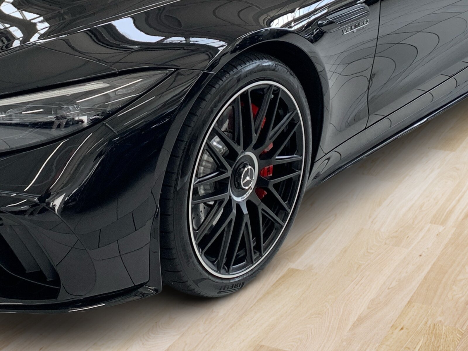 Ausstattungslinien und -Pakete:  AMG Aerodynamik-Paket,   AMG Night-Paket:  AMG Night-Paket II,   ENERGIZING Paket Plus,   Fahrassistenz-Paket:  Laderaum-Paket,   Memory-Paket:  Park-Paket mit Rückfahrkamera:  Premium Plus,   Spiegel-Paket:  USB-Paket PlusExterieur:  53,3 cm (21") AMG Schmiederäder im 10-Doppelspeichen-Design,   AIRPANEL,   AMG Einstiegsleisten mit "AMG" Schriftzug, beleuchtet und mit Wechselcover,   AMG Lichtinszenierung,   AMG Ride Control Fahrwerk:  Außenspiegel elektrisch anklappbar:  Bremssattel rot lackiert,   Designschlüssel mit Chromapplikationen,   DIGITAL LIGHT mit Projektionsfunktion,   Fahrzeug mit Linkslenkung,   Hintere Sensoren für Spurhalte-Assistent,   Identifikationsschild mit VIN-Nummer,   MAGIC VISION CONTROL,   Motor-Restwärmenutzung,   Motorsound-System (AMG Real Performance Sound),   Produktschutz Teilschutz,   Projektionsfunktion für Linien,   Radgroesse 21" Mischbereifung Variante 1 AMG,   Scheinwerfer und Heckleuchten abgedunkelt,   Schwarz lackierte Kühlerlamellen,   SPEED- + LOADINDEX 103Y XL + 104Y XL,   Steuer-Code - Funktion GSR-ISA,   Steuercode Demo Car,   Steuercode Demo Car MIG,   Steuercode Umstellung WLTP mit RDE,   Stoffverdeck schwarz:  Typkennzeichen auf Heckdeckel und Kotflügeln in Hochglanzschwarz,   Vorrüstung für Projektionsfunktion Animationen,   Vorrüstung für Projektionsfunktion SymboleInterieur:  Ambientebeleuchtung:  AMG Lenkradtasten,   AMG Performance Lenkrad in Leder Nappa / Mikrofaser MICROCUT,   AMG Zierelemente Carbon,   Automatische Restkofferraum-Abtrennung,   Bedienungsanleitung und Serviceinformation - deutsch,   Beifahrersitz mit Gewichtserkennung,   Cupholder,   Headbags im Fond,   Innenhimmel Stoff schwarz,   Klimatisierungsautomatik Thermotronic:  LEDER / NAPPA / SEMIANILIN,   Multikontursitze für Fahrer und Beifahrer,   Sonnenblende ausziehbar,   Steckdose im KofferraumMultimedia:  Android Auto:  Apple CarPlay:  Burmester® Surround-Soundsystem:  Digitales Radio:  Erweiterte Funktionen MBUX:  Fahrerdisplay,   Festplatten-Navigation:  Head-Up Display:  Headunit Länderset für ECE (NTG 7),   Kabelloses Ladesystem für mobile Endgeräte vorn:  Kommunikationsmodul (LTE) für die Nutzung von Digitalen Extras,   MBUX Augmented Reality für Navigation:  MBUX Multimediasystem:  MBUX Navigation Premium,   Mercedes-Benz Notrufsystem:  Remote Services Premium,   Smartphone Integration:  Soundpersonalisierung,   Sprache Kombiinstrument - deutsch,   Techn. Kommunikationsmodulvariante für ECE,   Vorrüstung für digitalen Fahrzeugschlüssel für Smartphone,   Vorrüstung für digitales Radio:  Vorrüstung für MBUX Entertainment Plus,   Vorrüstung für Navigationsdienste,   Vorrüstung Live Traffic Information:  Zentraldisplay:Komfort und Umwelt:  360°-Kamera:  Adaptiver Fernlicht-Assistent Plus:  Airscarf:  Aktiver Geschwindigkeitslimit-Assistent:  Aktiver Park-Assistent:  Aktiver Spurhalte-Assistent:  Aktiver Spurwechselassistent,   AMG SPEEDSHIFT MCT 9G,   Ausweichunterstützung (Ausweichassistent),   Erweitertes automatisches Wiederanfahren im Stau,   Fahrassistenz-System: Rettungsgassen-Assistent,   Gepäckraumklappen-Fernschließung,   Hands-Free Access,   Hinterachslenkung:  i-Size Kindersitzbefestigung Beifahrersitz,   Innen- und Außenspiegel automatisch abblendend,   ISOFIX Kindersitzverankerungen:  KEYLESS-GO mit flächenbündigen Türgriffen,   KEYLESS-GO Start-Funktion:  Kraftstofftanksystem für EU6d-Norm:  Lenkradheizung:  MBUX Interieur-Assistent,   Nothalt-Assistent mit Hands-off Spurwechsel Software,   Passive Personenanwesenheitserinnerung,   Sitzklimatisierung für Fahrer und Beifahrer:  Streckenbasierte Geschwindigkeitsanpassung,   Verkehrszeichen-Assistent:Sicherheit:  Aktiver Abstands-Assistent DISTRONIC:  AMG Hochleistungs- Verbundbremsanlage,   Deaktivierung Schließrückmeldung über Fanfare,   Distronic Plus Querunterstützung (DTR+Q),   Einbruch- und Diebstahlwarnanlage mit Vorrüstung für Kollisionserkennung:  Fingerabdrucksensor,   Fond-Sicherheitsgurt mit Gurtkraftbegrenzer,   Fondgurt-Statusanzeige im Instrumenten-Display,   GUARD 360° Fahrzeugschutz Plus,   Innenraumabsicherung,   PRE-SAFE ® -System:  Rating Länderset EURO-NCAP,   Reifendruckkontrolle (RDK):  Sidebags:  Vorrüstung für GUARD 360° ServicesWeiteres:  AMG-FAHRZEUG-BAUMUSTER PERFORMANCE/HIGH,   COLDEND TECHNIK TYP 0,   CONTROL CODE WLTP 3RD ACT,   HOTEND TECHNIK TYP II-A,   Kältemittel 1234yf.