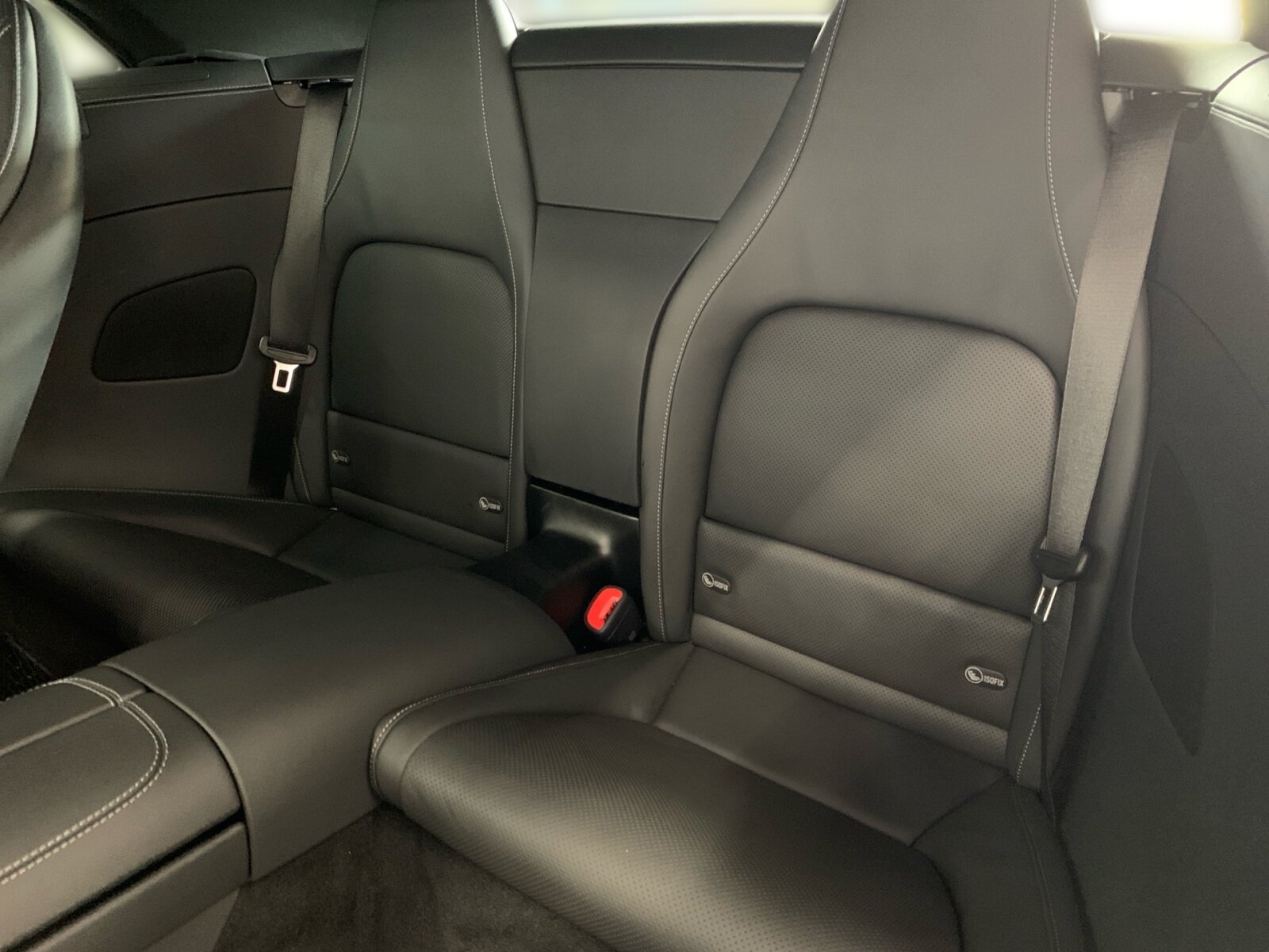 Ausstattungslinien und -Pakete:  AMG Aerodynamik-Paket,   AMG Night-Paket:  AMG Night-Paket II,   ENERGIZING Paket Plus,   Fahrassistenz-Paket:  Laderaum-Paket,   Memory-Paket:  Park-Paket mit Rückfahrkamera:  Premium Plus,   Spiegel-Paket:  USB-Paket PlusExterieur:  53,3 cm (21") AMG Schmiederäder im 10-Doppelspeichen-Design,   AIRPANEL,   AMG Einstiegsleisten mit "AMG" Schriftzug, beleuchtet und mit Wechselcover,   AMG Lichtinszenierung,   AMG Ride Control Fahrwerk:  Außenspiegel elektrisch anklappbar:  Bremssattel rot lackiert,   Designschlüssel mit Chromapplikationen,   DIGITAL LIGHT mit Projektionsfunktion,   Fahrzeug mit Linkslenkung,   Hintere Sensoren für Spurhalte-Assistent,   Identifikationsschild mit VIN-Nummer,   MAGIC VISION CONTROL,   Motor-Restwärmenutzung,   Motorsound-System (AMG Real Performance Sound),   Produktschutz Teilschutz,   Projektionsfunktion für Linien,   Radgroesse 21" Mischbereifung Variante 1 AMG,   Scheinwerfer und Heckleuchten abgedunkelt,   Schwarz lackierte Kühlerlamellen,   SPEED- + LOADINDEX 103Y XL + 104Y XL,   Steuer-Code - Funktion GSR-ISA,   Steuercode Demo Car,   Steuercode Demo Car MIG,   Steuercode Umstellung WLTP mit RDE,   Stoffverdeck schwarz:  Typkennzeichen auf Heckdeckel und Kotflügeln in Hochglanzschwarz,   Vorrüstung für Projektionsfunktion Animationen,   Vorrüstung für Projektionsfunktion SymboleInterieur:  Ambientebeleuchtung:  AMG Lenkradtasten,   AMG Performance Lenkrad in Leder Nappa / Mikrofaser MICROCUT,   AMG Zierelemente Carbon,   Automatische Restkofferraum-Abtrennung,   Bedienungsanleitung und Serviceinformation - deutsch,   Beifahrersitz mit Gewichtserkennung,   Cupholder,   Headbags im Fond,   Innenhimmel Stoff schwarz,   Klimatisierungsautomatik Thermotronic:  LEDER / NAPPA / SEMIANILIN,   Multikontursitze für Fahrer und Beifahrer,   Sonnenblende ausziehbar,   Steckdose im KofferraumMultimedia:  Android Auto:  Apple CarPlay:  Burmester® Surround-Soundsystem:  Digitales Radio:  Erweiterte Funktionen MBUX:  Fahrerdisplay,   Festplatten-Navigation:  Head-Up Display:  Headunit Länderset für ECE (NTG 7),   Kabelloses Ladesystem für mobile Endgeräte vorn:  Kommunikationsmodul (LTE) für die Nutzung von Digitalen Extras,   MBUX Augmented Reality für Navigation:  MBUX Multimediasystem:  MBUX Navigation Premium,   Mercedes-Benz Notrufsystem:  Remote Services Premium,   Smartphone Integration:  Soundpersonalisierung,   Sprache Kombiinstrument - deutsch,   Techn. Kommunikationsmodulvariante für ECE,   Vorrüstung für digitalen Fahrzeugschlüssel für Smartphone,   Vorrüstung für digitales Radio:  Vorrüstung für MBUX Entertainment Plus,   Vorrüstung für Navigationsdienste,   Vorrüstung Live Traffic Information:  Zentraldisplay:Komfort und Umwelt:  360°-Kamera:  Adaptiver Fernlicht-Assistent Plus:  Airscarf:  Aktiver Geschwindigkeitslimit-Assistent:  Aktiver Park-Assistent:  Aktiver Spurhalte-Assistent:  Aktiver Spurwechselassistent,   AMG SPEEDSHIFT MCT 9G,   Ausweichunterstützung (Ausweichassistent),   Erweitertes automatisches Wiederanfahren im Stau,   Fahrassistenz-System: Rettungsgassen-Assistent,   Gepäckraumklappen-Fernschließung,   Hands-Free Access,   Hinterachslenkung:  i-Size Kindersitzbefestigung Beifahrersitz,   Innen- und Außenspiegel automatisch abblendend,   ISOFIX Kindersitzverankerungen:  KEYLESS-GO mit flächenbündigen Türgriffen,   KEYLESS-GO Start-Funktion:  Kraftstofftanksystem für EU6d-Norm:  Lenkradheizung:  MBUX Interieur-Assistent,   Nothalt-Assistent mit Hands-off Spurwechsel Software,   Passive Personenanwesenheitserinnerung,   Sitzklimatisierung für Fahrer und Beifahrer:  Streckenbasierte Geschwindigkeitsanpassung,   Verkehrszeichen-Assistent:Sicherheit:  Aktiver Abstands-Assistent DISTRONIC:  AMG Hochleistungs- Verbundbremsanlage,   Deaktivierung Schließrückmeldung über Fanfare,   Distronic Plus Querunterstützung (DTR+Q),   Einbruch- und Diebstahlwarnanlage mit Vorrüstung für Kollisionserkennung:  Fingerabdrucksensor,   Fond-Sicherheitsgurt mit Gurtkraftbegrenzer,   Fondgurt-Statusanzeige im Instrumenten-Display,   GUARD 360° Fahrzeugschutz Plus,   Innenraumabsicherung,   PRE-SAFE ® -System:  Rating Länderset EURO-NCAP,   Reifendruckkontrolle (RDK):  Sidebags:  Vorrüstung für GUARD 360° ServicesWeiteres:  AMG-FAHRZEUG-BAUMUSTER PERFORMANCE/HIGH,   COLDEND TECHNIK TYP 0,   CONTROL CODE WLTP 3RD ACT,   HOTEND TECHNIK TYP II-A,   Kältemittel 1234yf.