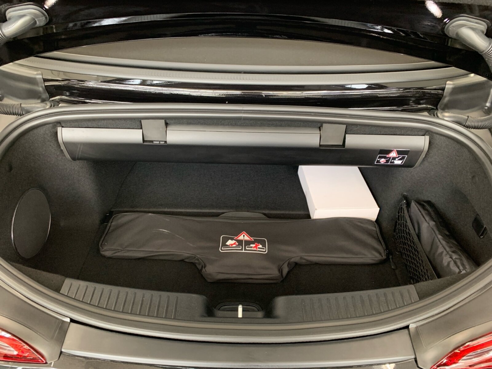 Ausstattungslinien und -Pakete:  AMG Aerodynamik-Paket,   AMG Night-Paket:  AMG Night-Paket II,   ENERGIZING Paket Plus,   Fahrassistenz-Paket:  Laderaum-Paket,   Memory-Paket:  Park-Paket mit Rückfahrkamera:  Premium Plus,   Spiegel-Paket:  USB-Paket PlusExterieur:  53,3 cm (21") AMG Schmiederäder im 10-Doppelspeichen-Design,   AIRPANEL,   AMG Einstiegsleisten mit "AMG" Schriftzug, beleuchtet und mit Wechselcover,   AMG Lichtinszenierung,   AMG Ride Control Fahrwerk:  Außenspiegel elektrisch anklappbar:  Bremssattel rot lackiert,   Designschlüssel mit Chromapplikationen,   DIGITAL LIGHT mit Projektionsfunktion,   Fahrzeug mit Linkslenkung,   Hintere Sensoren für Spurhalte-Assistent,   Identifikationsschild mit VIN-Nummer,   MAGIC VISION CONTROL,   Motor-Restwärmenutzung,   Motorsound-System (AMG Real Performance Sound),   Produktschutz Teilschutz,   Projektionsfunktion für Linien,   Radgroesse 21" Mischbereifung Variante 1 AMG,   Scheinwerfer und Heckleuchten abgedunkelt,   Schwarz lackierte Kühlerlamellen,   SPEED- + LOADINDEX 103Y XL + 104Y XL,   Steuer-Code - Funktion GSR-ISA,   Steuercode Demo Car,   Steuercode Demo Car MIG,   Steuercode Umstellung WLTP mit RDE,   Stoffverdeck schwarz:  Typkennzeichen auf Heckdeckel und Kotflügeln in Hochglanzschwarz,   Vorrüstung für Projektionsfunktion Animationen,   Vorrüstung für Projektionsfunktion SymboleInterieur:  Ambientebeleuchtung:  AMG Lenkradtasten,   AMG Performance Lenkrad in Leder Nappa / Mikrofaser MICROCUT,   AMG Zierelemente Carbon,   Automatische Restkofferraum-Abtrennung,   Bedienungsanleitung und Serviceinformation - deutsch,   Beifahrersitz mit Gewichtserkennung,   Cupholder,   Headbags im Fond,   Innenhimmel Stoff schwarz,   Klimatisierungsautomatik Thermotronic:  LEDER / NAPPA / SEMIANILIN,   Multikontursitze für Fahrer und Beifahrer,   Sonnenblende ausziehbar,   Steckdose im KofferraumMultimedia:  Android Auto:  Apple CarPlay:  Burmester® Surround-Soundsystem:  Digitales Radio:  Erweiterte Funktionen MBUX:  Fahrerdisplay,   Festplatten-Navigation:  Head-Up Display:  Headunit Länderset für ECE (NTG 7),   Kabelloses Ladesystem für mobile Endgeräte vorn:  Kommunikationsmodul (LTE) für die Nutzung von Digitalen Extras,   MBUX Augmented Reality für Navigation:  MBUX Multimediasystem:  MBUX Navigation Premium,   Mercedes-Benz Notrufsystem:  Remote Services Premium,   Smartphone Integration:  Soundpersonalisierung,   Sprache Kombiinstrument - deutsch,   Techn. Kommunikationsmodulvariante für ECE,   Vorrüstung für digitalen Fahrzeugschlüssel für Smartphone,   Vorrüstung für digitales Radio:  Vorrüstung für MBUX Entertainment Plus,   Vorrüstung für Navigationsdienste,   Vorrüstung Live Traffic Information:  Zentraldisplay:Komfort und Umwelt:  360°-Kamera:  Adaptiver Fernlicht-Assistent Plus:  Airscarf:  Aktiver Geschwindigkeitslimit-Assistent:  Aktiver Park-Assistent:  Aktiver Spurhalte-Assistent:  Aktiver Spurwechselassistent,   AMG SPEEDSHIFT MCT 9G,   Ausweichunterstützung (Ausweichassistent),   Erweitertes automatisches Wiederanfahren im Stau,   Fahrassistenz-System: Rettungsgassen-Assistent,   Gepäckraumklappen-Fernschließung,   Hands-Free Access,   Hinterachslenkung:  i-Size Kindersitzbefestigung Beifahrersitz,   Innen- und Außenspiegel automatisch abblendend,   ISOFIX Kindersitzverankerungen:  KEYLESS-GO mit flächenbündigen Türgriffen,   KEYLESS-GO Start-Funktion:  Kraftstofftanksystem für EU6d-Norm:  Lenkradheizung:  MBUX Interieur-Assistent,   Nothalt-Assistent mit Hands-off Spurwechsel Software,   Passive Personenanwesenheitserinnerung,   Sitzklimatisierung für Fahrer und Beifahrer:  Streckenbasierte Geschwindigkeitsanpassung,   Verkehrszeichen-Assistent:Sicherheit:  Aktiver Abstands-Assistent DISTRONIC:  AMG Hochleistungs- Verbundbremsanlage,   Deaktivierung Schließrückmeldung über Fanfare,   Distronic Plus Querunterstützung (DTR+Q),   Einbruch- und Diebstahlwarnanlage mit Vorrüstung für Kollisionserkennung:  Fingerabdrucksensor,   Fond-Sicherheitsgurt mit Gurtkraftbegrenzer,   Fondgurt-Statusanzeige im Instrumenten-Display,   GUARD 360° Fahrzeugschutz Plus,   Innenraumabsicherung,   PRE-SAFE ® -System:  Rating Länderset EURO-NCAP,   Reifendruckkontrolle (RDK):  Sidebags:  Vorrüstung für GUARD 360° ServicesWeiteres:  AMG-FAHRZEUG-BAUMUSTER PERFORMANCE/HIGH,   COLDEND TECHNIK TYP 0,   CONTROL CODE WLTP 3RD ACT,   HOTEND TECHNIK TYP II-A,   Kältemittel 1234yf.