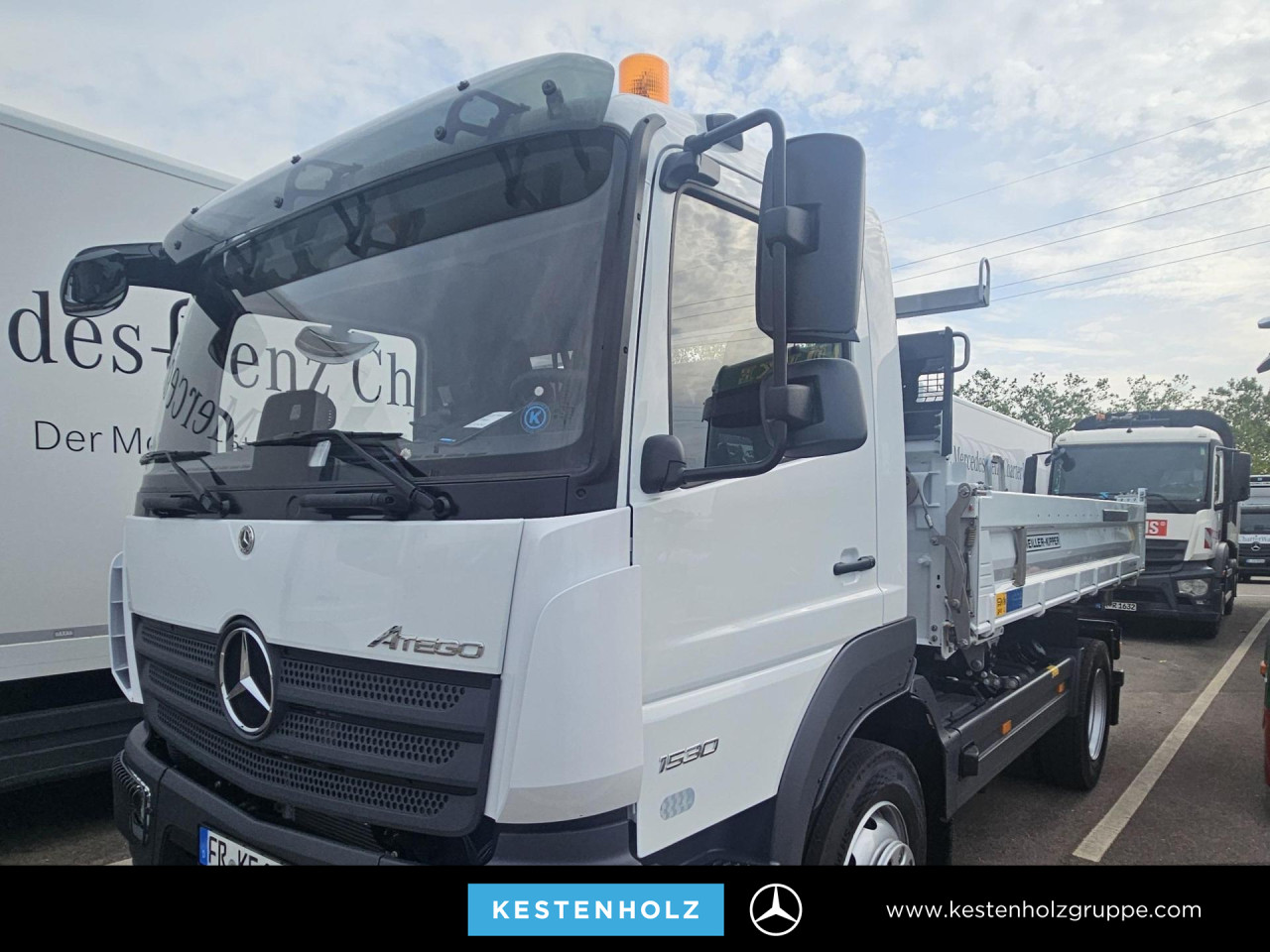 Getriebe: Automatikgetriebe Powershift 3Assistenzsysteme: Elektronisches Bremssystem EBS,  Tempomat,  Fahrlichtautomatik,  Spurhalteassistent,  R&uuml;ckfahrkamera,  VerkehrszeichenerkennungLicht und Sicht: Regensensor,  Nebelscheinwerfer,  LED-Tagfahrlicht,  LichtsensorAudio &amp; Kommunikation: Navigationssystem,  Digitaler Radioempfang DABExterieur: Luftfederung,  Anh&auml;ngerkupplungSicherheit: Fahrerairbag,  Elektr. Stabilit&auml;tsprogramm ESP,  Antiblockiersystem ABS,  Au&szlig;entemperatur Anzeige,  RundumleuchteInterieur: Sitze Velours,  Innenfarbe schwarz,  BordcomputerKomfort: Klimaanlage,  Sitzheizung,  Servolenkung,  Fensterheber elektrisch,  Zentralverriegelung,  Digitales KombiinstrumentWeitere Ausstattung: RADSTAND 3260 MM GEWICHTSVARIANTE 16,0 T (6,1/10,5) MOTOR OM936,  R6,  7,7 L,  220 KW (299 PS),  1200 NM OM 936 MOTORAUSFUEHRUNG EURO VI,  E HIGH PERFORMANCE ENGINE BRAKE GETRIEBE G 140-8/9,30-0,79 MERCEDES POWERSHIFT 3 POWERSHIFT ADVANCED FAHRPROGRAMM ECONOMY / POWER NA MB 121-2C,  PUMPE NEBENABTRIEB,  EINFACH MEILLER-PUMPE,  5-KOLBEN,  TYP 255/1 VORDERACHSE,  6,1 T HINTERACHSE,  TELLERRAD 390,  HYPOID,  11,0 T DIFFERENZIALSPERRE HINTERACHSE ACHSUEBERSETZUNG I  4,300 VORDERFEDER,  PARABEL HINTERFEDER,  PARABEL STABILISATOR HINTERACHSE STEILSCHULTERFELGEN 7.50 X 22.5 BEREIFUNG KUNDENWUNSCH VA BEREIFUNG KUNDENWUNSCH HA RADMUTTERNABDECKUNG REIFENDRUCKKONTROLLE LENKUNG ZF 8098 KUNSTSTOFFTANK 120 L LINKS ADBLUE-TANK 25 L TANKS ABSCHLIESSBAR SCHUTZKAPPE ADBLUE DOSIERSYSTEM ABGASANLAGE RECHTS SPRITZSCHUTZ IM KOTFLUEGEL FRONTUNTERFAHRSCHUTZ SEITLICHE SCHUTZVORRICHTUNG HECKUNTERFAHRSCHUTZ ANHAENGERKUPPLUNG RINGFEDER ANHAENGERKUPPLUNG TIEF ANHAENGERKUPPLUNG G145 HANDHEBEL OBEN FUER ANHAENGERKUPPLUNG QUERTRAEGER FUER AHK SCHEIBENBREMSE VA UND HA SCHEIBENBREMSEN MIT TEILSCHUTZ EBS MIT ABS UND ASR ELEKTRONISCHE DRUCKLUFTVERSORGUNG HEIZUNG DRUCKLUFTVERSORGUNGSEINHEIT KONDENSWASSERUEBERWACHUNG ANHAENGERBREMSE 2-LEITUNG S-FAHRERHAUS CLASSICSPACE 2,30 M CLASSICSPACE RUECKWAND MIT FENSTER LICHTSENSOR REGENSENSOR DACHLUKE FAHRERHAUSEINSTIEG ZWEISTUFIG FRONTSPIEGEL HEIZBAR HAUPTSPIEGEL ELEKTRISCH SONNENBLENDE TRANSPARENT 2 FERNBEDIENUNGSSCHLUESSEL ZENTRALVERRIEGELUNG 2 FERNBEDIENUNGSSCHLUESSEL EXTRA FAHRER-SCHWINGSITZ KOMFORT BEIFAHRER-STARRSITZ MITTELSITZ ARMLEHNEN BEIDSEITIG GURTKONTROLLE SITZBEZUG VELOURS FAHRER SITZBEZUG VELOURS BEIFAHRER GURTWARNER MIT SITZBELEGUNGSERKENNUNG GUMMIMATTEN SONNENROLLO FAHRERSEITE STANDARD-COCKPIT ELEKTRISCHE FENSTERHEBER KOMBIINSTRUMENT MIT VIDEOFUNKTION RUECKFAHRKAMERA VORRUESTUNG FUER ZUSAETZLICHE KAMERA TACHOGRAF-KALIBRIERUNG TACHOGRAF DIGITAL GEN 2 TACHOGRAFHERSTELLER VDO RUECKFAHRWARNER PARAMETRIERUNG ARBEITSZEIT DIGITAL RADIO USB BLUETOOTH FERNAKTUALISIERUNG FAHRERASSISTENZKARTE FLEETBOARD ECO SUPPORT TRUCK DATA CENTER 8 BASE VORRUESTUNG TRUCK DATA CENTER 8 TRUCKLIVE USB-ANSCHLUSS KLIMAANLAGE POLLENFILTER ABLAGE UEBER FRONTSCHEIBE BATTERIEN 2 X 12V/100AH BATTERIEABDECKUNG GENERATOR 28V/100A SCHALTER NR.1 FREMDAUFBAU-ELEKTRIK ANHAENGERSTECKDOSE 24V ANHAENGERSTECKDOSE 12V LED LED-TAGFAHRLICHT AUTOMATISCHES AUF-/ABBLENDLICHT STEINSCHLAGSCHUTZGITTER LED ARBEITSSCHEINWERFER SEITENMARKIERUNGSLEUCHTEN LED-UMRISSLEUCHTE RUNDUM-KENNLEUCHTE GELB BLINKERGLAESER WEISS BELEUCHTUNGSVORSCHRIFT UN-R 48.06 GESCHWINDIGKEITSBEGRENZER 90 KM/H FAHRASSISTENZKARTE EUROPA ESP SPURHALTE-ASSISTENT VERKEHRSZEICHEN-ASSISTENT ACTIVE SIDEGUARD ASSIST 2 FRONTGUARD ASSIST ACTIVE BRAKE ASSIST 6 PLUS ATTENTION ASSIST 2 VORRUESTUNG ALKOHOLTESTER TEMPOMAT MEILLER TRIGENIUS D210 BODEN 5 MM HBW 450 VERZURRMULDEN BORDWANDHOEHE 500 MM STIRNWANDHOEHE 800 MM WERKSKIPPER MEILLER SCHAUFEL-/BESENHALTER ABDECKUNG FUER AGGREGATE HYDRAULIKANSCHLUSS KIPP-ANHAENGER ABLAGEGESTELL AN STIRNWAND AUFSTIEGSEINTRITT AN SEITENWAND HECKMARKIERUNG ECE-R70 STIRNWAND ERHOEHT GERAEUSCHVORSCHRIFT UN-R 51.03 VERBANDTASCHE WARNDREIECK WARNLAMPE WARNWESTE ACTIVE SAFETY FAHRZEUGAUSFUEHRUNG NACH GSR AUFBAUART KIPPER/KIPPSATTEL FAHRGESTELLNUMMER FIN ZULASSUNGSBESCHEINIGUNG TEIL II MERCEDES-BENZ ONROADSERVICE ATS-GEWAEHRLEISTUNG 3 JAHRE/250.000 KM ATS-GEWAEHRLEISTUNG 4. JAHR/340.000 KM ATEGO MODELLGENERATION 1 TECHNISCHE AENDERUNGEN MODELLJAHR APRIL TYPSCHILD EU SCHILDER/DRUCKSCHRIFTEN DEUTSCH 2. GENERATION ELEKTRONIK ARCHITEKTUR LINKSLENKER FAHRZEUG FUER RECHTSVERKEHRSonstige Ma&szlig;e und Gewichte: zul&auml;ssiges Gesamtgewicht: 7.500 kgFahrzeug hat noch keine ZulassungIrrt&uuml;mer und &Auml;nderungen vorbehalten