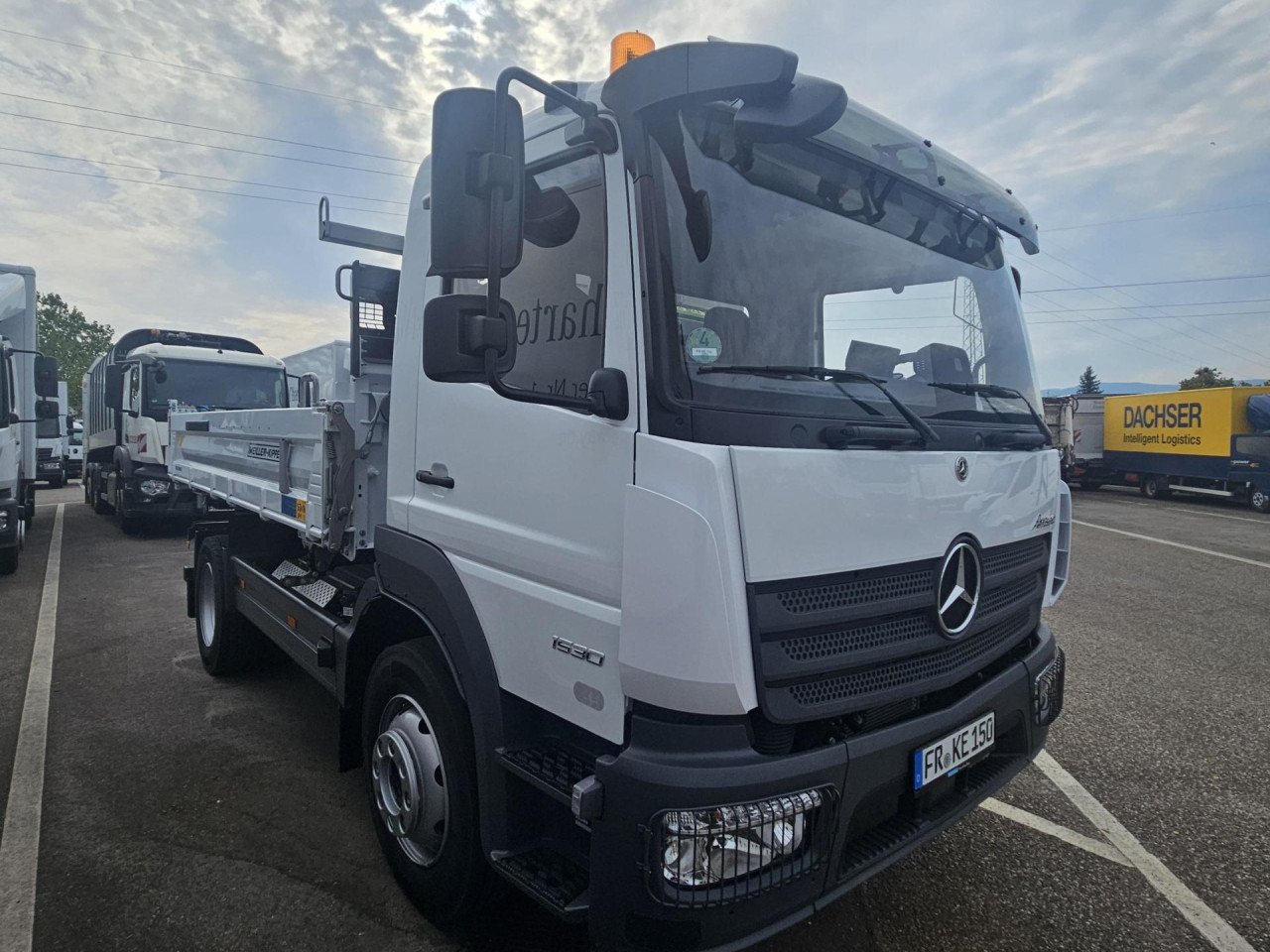 Getriebe: Automatikgetriebe Powershift 3Assistenzsysteme: Elektronisches Bremssystem EBS,  Tempomat,  Fahrlichtautomatik,  Spurhalteassistent,  R&uuml;ckfahrkamera,  VerkehrszeichenerkennungLicht und Sicht: Regensensor,  Nebelscheinwerfer,  LED-Tagfahrlicht,  LichtsensorAudio &amp; Kommunikation: Navigationssystem,  Digitaler Radioempfang DABExterieur: Luftfederung,  Anh&auml;ngerkupplungSicherheit: Fahrerairbag,  Elektr. Stabilit&auml;tsprogramm ESP,  Antiblockiersystem ABS,  Au&szlig;entemperatur Anzeige,  RundumleuchteInterieur: Sitze Velours,  Innenfarbe schwarz,  BordcomputerKomfort: Klimaanlage,  Sitzheizung,  Servolenkung,  Fensterheber elektrisch,  Zentralverriegelung,  Digitales KombiinstrumentWeitere Ausstattung: RADSTAND 3260 MM GEWICHTSVARIANTE 16,0 T (6,1/10,5) MOTOR OM936,  R6,  7,7 L,  220 KW (299 PS),  1200 NM OM 936 MOTORAUSFUEHRUNG EURO VI,  E HIGH PERFORMANCE ENGINE BRAKE GETRIEBE G 140-8/9,30-0,79 MERCEDES POWERSHIFT 3 POWERSHIFT ADVANCED FAHRPROGRAMM ECONOMY / POWER NA MB 121-2C,  PUMPE NEBENABTRIEB,  EINFACH MEILLER-PUMPE,  5-KOLBEN,  TYP 255/1 VORDERACHSE,  6,1 T HINTERACHSE,  TELLERRAD 390,  HYPOID,  11,0 T DIFFERENZIALSPERRE HINTERACHSE ACHSUEBERSETZUNG I  4,300 VORDERFEDER,  PARABEL HINTERFEDER,  PARABEL STABILISATOR HINTERACHSE STEILSCHULTERFELGEN 7.50 X 22.5 BEREIFUNG KUNDENWUNSCH VA BEREIFUNG KUNDENWUNSCH HA RADMUTTERNABDECKUNG REIFENDRUCKKONTROLLE LENKUNG ZF 8098 KUNSTSTOFFTANK 120 L LINKS ADBLUE-TANK 25 L TANKS ABSCHLIESSBAR SCHUTZKAPPE ADBLUE DOSIERSYSTEM ABGASANLAGE RECHTS SPRITZSCHUTZ IM KOTFLUEGEL FRONTUNTERFAHRSCHUTZ SEITLICHE SCHUTZVORRICHTUNG HECKUNTERFAHRSCHUTZ ANHAENGERKUPPLUNG RINGFEDER ANHAENGERKUPPLUNG TIEF ANHAENGERKUPPLUNG G145 HANDHEBEL OBEN FUER ANHAENGERKUPPLUNG QUERTRAEGER FUER AHK SCHEIBENBREMSE VA UND HA SCHEIBENBREMSEN MIT TEILSCHUTZ EBS MIT ABS UND ASR ELEKTRONISCHE DRUCKLUFTVERSORGUNG HEIZUNG DRUCKLUFTVERSORGUNGSEINHEIT KONDENSWASSERUEBERWACHUNG ANHAENGERBREMSE 2-LEITUNG S-FAHRERHAUS CLASSICSPACE 2,30 M CLASSICSPACE RUECKWAND MIT FENSTER LICHTSENSOR REGENSENSOR DACHLUKE FAHRERHAUSEINSTIEG ZWEISTUFIG FRONTSPIEGEL HEIZBAR HAUPTSPIEGEL ELEKTRISCH SONNENBLENDE TRANSPARENT 2 FERNBEDIENUNGSSCHLUESSEL ZENTRALVERRIEGELUNG 2 FERNBEDIENUNGSSCHLUESSEL EXTRA FAHRER-SCHWINGSITZ KOMFORT BEIFAHRER-STARRSITZ MITTELSITZ ARMLEHNEN BEIDSEITIG GURTKONTROLLE SITZBEZUG VELOURS FAHRER SITZBEZUG VELOURS BEIFAHRER GURTWARNER MIT SITZBELEGUNGSERKENNUNG GUMMIMATTEN SONNENROLLO FAHRERSEITE STANDARD-COCKPIT ELEKTRISCHE FENSTERHEBER KOMBIINSTRUMENT MIT VIDEOFUNKTION RUECKFAHRKAMERA VORRUESTUNG FUER ZUSAETZLICHE KAMERA TACHOGRAF-KALIBRIERUNG TACHOGRAF DIGITAL GEN 2 TACHOGRAFHERSTELLER VDO RUECKFAHRWARNER PARAMETRIERUNG ARBEITSZEIT DIGITAL RADIO USB BLUETOOTH FERNAKTUALISIERUNG FAHRERASSISTENZKARTE FLEETBOARD ECO SUPPORT TRUCK DATA CENTER 8 BASE VORRUESTUNG TRUCK DATA CENTER 8 TRUCKLIVE USB-ANSCHLUSS KLIMAANLAGE POLLENFILTER ABLAGE UEBER FRONTSCHEIBE BATTERIEN 2 X 12V/100AH BATTERIEABDECKUNG GENERATOR 28V/100A SCHALTER NR.1 FREMDAUFBAU-ELEKTRIK ANHAENGERSTECKDOSE 24V ANHAENGERSTECKDOSE 12V LED LED-TAGFAHRLICHT AUTOMATISCHES AUF-/ABBLENDLICHT STEINSCHLAGSCHUTZGITTER LED ARBEITSSCHEINWERFER SEITENMARKIERUNGSLEUCHTEN LED-UMRISSLEUCHTE RUNDUM-KENNLEUCHTE GELB BLINKERGLAESER WEISS BELEUCHTUNGSVORSCHRIFT UN-R 48.06 GESCHWINDIGKEITSBEGRENZER 90 KM/H FAHRASSISTENZKARTE EUROPA ESP SPURHALTE-ASSISTENT VERKEHRSZEICHEN-ASSISTENT ACTIVE SIDEGUARD ASSIST 2 FRONTGUARD ASSIST ACTIVE BRAKE ASSIST 6 PLUS ATTENTION ASSIST 2 VORRUESTUNG ALKOHOLTESTER TEMPOMAT MEILLER TRIGENIUS D210 BODEN 5 MM HBW 450 VERZURRMULDEN BORDWANDHOEHE 500 MM STIRNWANDHOEHE 800 MM WERKSKIPPER MEILLER SCHAUFEL-/BESENHALTER ABDECKUNG FUER AGGREGATE HYDRAULIKANSCHLUSS KIPP-ANHAENGER ABLAGEGESTELL AN STIRNWAND AUFSTIEGSEINTRITT AN SEITENWAND HECKMARKIERUNG ECE-R70 STIRNWAND ERHOEHT GERAEUSCHVORSCHRIFT UN-R 51.03 VERBANDTASCHE WARNDREIECK WARNLAMPE WARNWESTE ACTIVE SAFETY FAHRZEUGAUSFUEHRUNG NACH GSR AUFBAUART KIPPER/KIPPSATTEL FAHRGESTELLNUMMER FIN ZULASSUNGSBESCHEINIGUNG TEIL II MERCEDES-BENZ ONROADSERVICE ATS-GEWAEHRLEISTUNG 3 JAHRE/250.000 KM ATS-GEWAEHRLEISTUNG 4. JAHR/340.000 KM ATEGO MODELLGENERATION 1 TECHNISCHE AENDERUNGEN MODELLJAHR APRIL TYPSCHILD EU SCHILDER/DRUCKSCHRIFTEN DEUTSCH 2. GENERATION ELEKTRONIK ARCHITEKTUR LINKSLENKER FAHRZEUG FUER RECHTSVERKEHRSonstige Ma&szlig;e und Gewichte: zul&auml;ssiges Gesamtgewicht: 7.500 kgFahrzeug hat noch keine ZulassungIrrt&uuml;mer und &Auml;nderungen vorbehalten