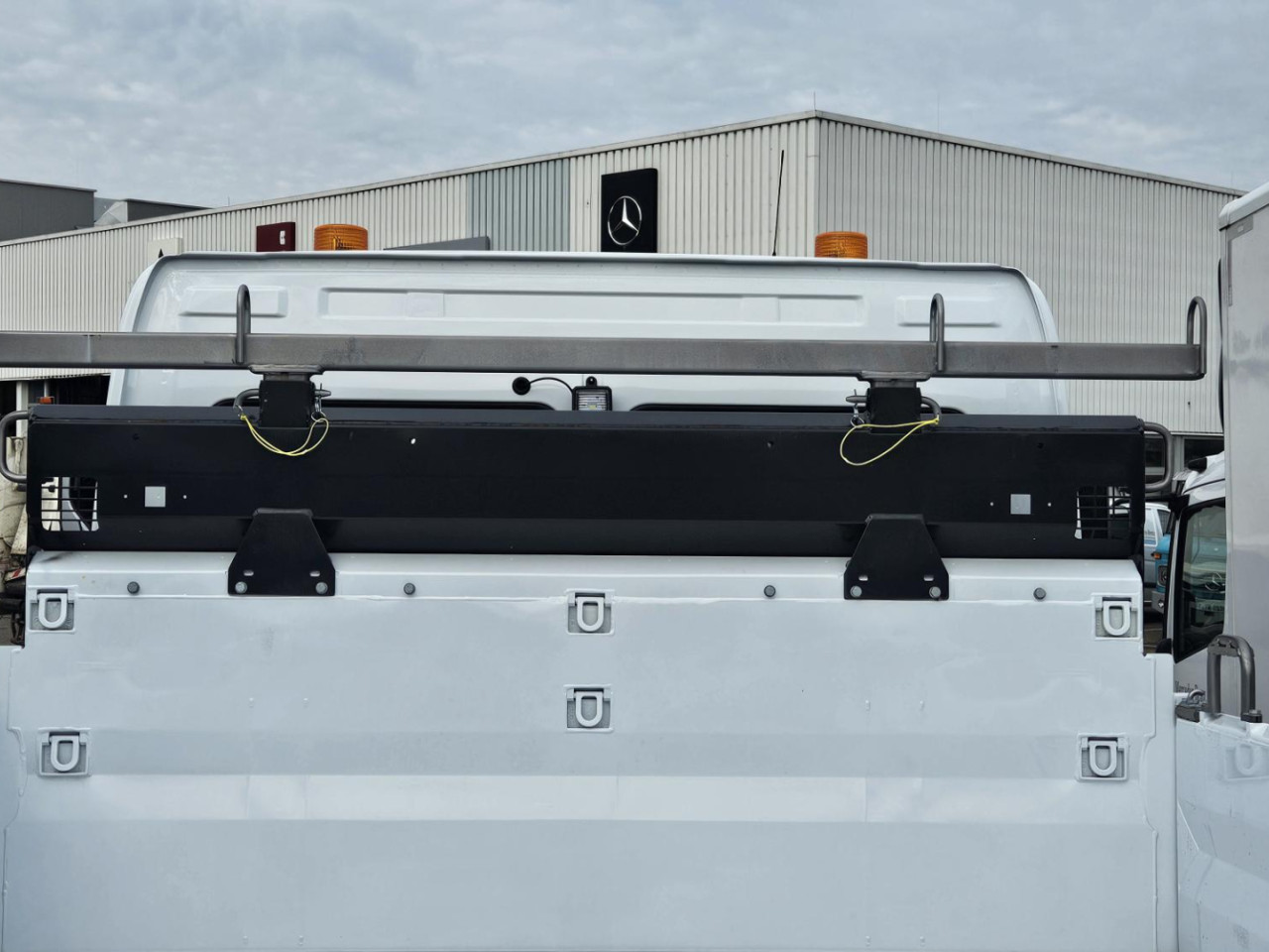 Getriebe: Automatikgetriebe Powershift 3Assistenzsysteme: Elektronisches Bremssystem EBS,  Tempomat,  Fahrlichtautomatik,  Spurhalteassistent,  R&uuml;ckfahrkamera,  VerkehrszeichenerkennungLicht und Sicht: Regensensor,  Nebelscheinwerfer,  LED-Tagfahrlicht,  LichtsensorAudio &amp; Kommunikation: Navigationssystem,  Digitaler Radioempfang DABExterieur: Luftfederung,  Anh&auml;ngerkupplungSicherheit: Fahrerairbag,  Elektr. Stabilit&auml;tsprogramm ESP,  Antiblockiersystem ABS,  Au&szlig;entemperatur Anzeige,  RundumleuchteInterieur: Sitze Velours,  Innenfarbe schwarz,  BordcomputerKomfort: Klimaanlage,  Sitzheizung,  Servolenkung,  Fensterheber elektrisch,  Zentralverriegelung,  Digitales KombiinstrumentWeitere Ausstattung: RADSTAND 3260 MM GEWICHTSVARIANTE 16,0 T (6,1/10,5) MOTOR OM936,  R6,  7,7 L,  220 KW (299 PS),  1200 NM OM 936 MOTORAUSFUEHRUNG EURO VI,  E HIGH PERFORMANCE ENGINE BRAKE GETRIEBE G 140-8/9,30-0,79 MERCEDES POWERSHIFT 3 POWERSHIFT ADVANCED FAHRPROGRAMM ECONOMY / POWER NA MB 121-2C,  PUMPE NEBENABTRIEB,  EINFACH MEILLER-PUMPE,  5-KOLBEN,  TYP 255/1 VORDERACHSE,  6,1 T HINTERACHSE,  TELLERRAD 390,  HYPOID,  11,0 T DIFFERENZIALSPERRE HINTERACHSE ACHSUEBERSETZUNG I  4,300 VORDERFEDER,  PARABEL HINTERFEDER,  PARABEL STABILISATOR HINTERACHSE STEILSCHULTERFELGEN 7.50 X 22.5 BEREIFUNG KUNDENWUNSCH VA BEREIFUNG KUNDENWUNSCH HA RADMUTTERNABDECKUNG REIFENDRUCKKONTROLLE LENKUNG ZF 8098 KUNSTSTOFFTANK 120 L LINKS ADBLUE-TANK 25 L TANKS ABSCHLIESSBAR SCHUTZKAPPE ADBLUE DOSIERSYSTEM ABGASANLAGE RECHTS SPRITZSCHUTZ IM KOTFLUEGEL FRONTUNTERFAHRSCHUTZ SEITLICHE SCHUTZVORRICHTUNG HECKUNTERFAHRSCHUTZ ANHAENGERKUPPLUNG RINGFEDER ANHAENGERKUPPLUNG TIEF ANHAENGERKUPPLUNG G145 HANDHEBEL OBEN FUER ANHAENGERKUPPLUNG QUERTRAEGER FUER AHK SCHEIBENBREMSE VA UND HA SCHEIBENBREMSEN MIT TEILSCHUTZ EBS MIT ABS UND ASR ELEKTRONISCHE DRUCKLUFTVERSORGUNG HEIZUNG DRUCKLUFTVERSORGUNGSEINHEIT KONDENSWASSERUEBERWACHUNG ANHAENGERBREMSE 2-LEITUNG S-FAHRERHAUS CLASSICSPACE 2,30 M CLASSICSPACE RUECKWAND MIT FENSTER LICHTSENSOR REGENSENSOR DACHLUKE FAHRERHAUSEINSTIEG ZWEISTUFIG FRONTSPIEGEL HEIZBAR HAUPTSPIEGEL ELEKTRISCH SONNENBLENDE TRANSPARENT 2 FERNBEDIENUNGSSCHLUESSEL ZENTRALVERRIEGELUNG 2 FERNBEDIENUNGSSCHLUESSEL EXTRA FAHRER-SCHWINGSITZ KOMFORT BEIFAHRER-STARRSITZ MITTELSITZ ARMLEHNEN BEIDSEITIG GURTKONTROLLE SITZBEZUG VELOURS FAHRER SITZBEZUG VELOURS BEIFAHRER GURTWARNER MIT SITZBELEGUNGSERKENNUNG GUMMIMATTEN SONNENROLLO FAHRERSEITE STANDARD-COCKPIT ELEKTRISCHE FENSTERHEBER KOMBIINSTRUMENT MIT VIDEOFUNKTION RUECKFAHRKAMERA VORRUESTUNG FUER ZUSAETZLICHE KAMERA TACHOGRAF-KALIBRIERUNG TACHOGRAF DIGITAL GEN 2 TACHOGRAFHERSTELLER VDO RUECKFAHRWARNER PARAMETRIERUNG ARBEITSZEIT DIGITAL RADIO USB BLUETOOTH FERNAKTUALISIERUNG FAHRERASSISTENZKARTE FLEETBOARD ECO SUPPORT TRUCK DATA CENTER 8 BASE VORRUESTUNG TRUCK DATA CENTER 8 TRUCKLIVE USB-ANSCHLUSS KLIMAANLAGE POLLENFILTER ABLAGE UEBER FRONTSCHEIBE BATTERIEN 2 X 12V/100AH BATTERIEABDECKUNG GENERATOR 28V/100A SCHALTER NR.1 FREMDAUFBAU-ELEKTRIK ANHAENGERSTECKDOSE 24V ANHAENGERSTECKDOSE 12V LED LED-TAGFAHRLICHT AUTOMATISCHES AUF-/ABBLENDLICHT STEINSCHLAGSCHUTZGITTER LED ARBEITSSCHEINWERFER SEITENMARKIERUNGSLEUCHTEN LED-UMRISSLEUCHTE RUNDUM-KENNLEUCHTE GELB BLINKERGLAESER WEISS BELEUCHTUNGSVORSCHRIFT UN-R 48.06 GESCHWINDIGKEITSBEGRENZER 90 KM/H FAHRASSISTENZKARTE EUROPA ESP SPURHALTE-ASSISTENT VERKEHRSZEICHEN-ASSISTENT ACTIVE SIDEGUARD ASSIST 2 FRONTGUARD ASSIST ACTIVE BRAKE ASSIST 6 PLUS ATTENTION ASSIST 2 VORRUESTUNG ALKOHOLTESTER TEMPOMAT MEILLER TRIGENIUS D210 BODEN 5 MM HBW 450 VERZURRMULDEN BORDWANDHOEHE 500 MM STIRNWANDHOEHE 800 MM WERKSKIPPER MEILLER SCHAUFEL-/BESENHALTER ABDECKUNG FUER AGGREGATE HYDRAULIKANSCHLUSS KIPP-ANHAENGER ABLAGEGESTELL AN STIRNWAND AUFSTIEGSEINTRITT AN SEITENWAND HECKMARKIERUNG ECE-R70 STIRNWAND ERHOEHT GERAEUSCHVORSCHRIFT UN-R 51.03 VERBANDTASCHE WARNDREIECK WARNLAMPE WARNWESTE ACTIVE SAFETY FAHRZEUGAUSFUEHRUNG NACH GSR AUFBAUART KIPPER/KIPPSATTEL FAHRGESTELLNUMMER FIN ZULASSUNGSBESCHEINIGUNG TEIL II MERCEDES-BENZ ONROADSERVICE ATS-GEWAEHRLEISTUNG 3 JAHRE/250.000 KM ATS-GEWAEHRLEISTUNG 4. JAHR/340.000 KM ATEGO MODELLGENERATION 1 TECHNISCHE AENDERUNGEN MODELLJAHR APRIL TYPSCHILD EU SCHILDER/DRUCKSCHRIFTEN DEUTSCH 2. GENERATION ELEKTRONIK ARCHITEKTUR LINKSLENKER FAHRZEUG FUER RECHTSVERKEHRSonstige Ma&szlig;e und Gewichte: zul&auml;ssiges Gesamtgewicht: 7.500 kgFahrzeug hat noch keine ZulassungIrrt&uuml;mer und &Auml;nderungen vorbehalten