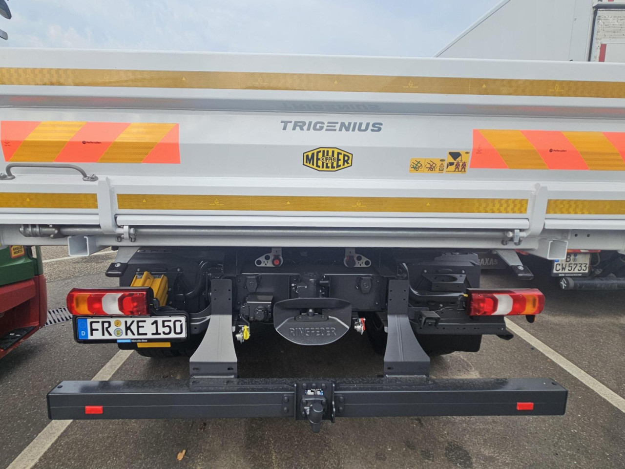 Getriebe: Automatikgetriebe Powershift 3Assistenzsysteme: Elektronisches Bremssystem EBS,  Tempomat,  Fahrlichtautomatik,  Spurhalteassistent,  R&uuml;ckfahrkamera,  VerkehrszeichenerkennungLicht und Sicht: Regensensor,  Nebelscheinwerfer,  LED-Tagfahrlicht,  LichtsensorAudio &amp; Kommunikation: Navigationssystem,  Digitaler Radioempfang DABExterieur: Luftfederung,  Anh&auml;ngerkupplungSicherheit: Fahrerairbag,  Elektr. Stabilit&auml;tsprogramm ESP,  Antiblockiersystem ABS,  Au&szlig;entemperatur Anzeige,  RundumleuchteInterieur: Sitze Velours,  Innenfarbe schwarz,  BordcomputerKomfort: Klimaanlage,  Sitzheizung,  Servolenkung,  Fensterheber elektrisch,  Zentralverriegelung,  Digitales KombiinstrumentWeitere Ausstattung: RADSTAND 3260 MM GEWICHTSVARIANTE 16,0 T (6,1/10,5) MOTOR OM936,  R6,  7,7 L,  220 KW (299 PS),  1200 NM OM 936 MOTORAUSFUEHRUNG EURO VI,  E HIGH PERFORMANCE ENGINE BRAKE GETRIEBE G 140-8/9,30-0,79 MERCEDES POWERSHIFT 3 POWERSHIFT ADVANCED FAHRPROGRAMM ECONOMY / POWER NA MB 121-2C,  PUMPE NEBENABTRIEB,  EINFACH MEILLER-PUMPE,  5-KOLBEN,  TYP 255/1 VORDERACHSE,  6,1 T HINTERACHSE,  TELLERRAD 390,  HYPOID,  11,0 T DIFFERENZIALSPERRE HINTERACHSE ACHSUEBERSETZUNG I  4,300 VORDERFEDER,  PARABEL HINTERFEDER,  PARABEL STABILISATOR HINTERACHSE STEILSCHULTERFELGEN 7.50 X 22.5 BEREIFUNG KUNDENWUNSCH VA BEREIFUNG KUNDENWUNSCH HA RADMUTTERNABDECKUNG REIFENDRUCKKONTROLLE LENKUNG ZF 8098 KUNSTSTOFFTANK 120 L LINKS ADBLUE-TANK 25 L TANKS ABSCHLIESSBAR SCHUTZKAPPE ADBLUE DOSIERSYSTEM ABGASANLAGE RECHTS SPRITZSCHUTZ IM KOTFLUEGEL FRONTUNTERFAHRSCHUTZ SEITLICHE SCHUTZVORRICHTUNG HECKUNTERFAHRSCHUTZ ANHAENGERKUPPLUNG RINGFEDER ANHAENGERKUPPLUNG TIEF ANHAENGERKUPPLUNG G145 HANDHEBEL OBEN FUER ANHAENGERKUPPLUNG QUERTRAEGER FUER AHK SCHEIBENBREMSE VA UND HA SCHEIBENBREMSEN MIT TEILSCHUTZ EBS MIT ABS UND ASR ELEKTRONISCHE DRUCKLUFTVERSORGUNG HEIZUNG DRUCKLUFTVERSORGUNGSEINHEIT KONDENSWASSERUEBERWACHUNG ANHAENGERBREMSE 2-LEITUNG S-FAHRERHAUS CLASSICSPACE 2,30 M CLASSICSPACE RUECKWAND MIT FENSTER LICHTSENSOR REGENSENSOR DACHLUKE FAHRERHAUSEINSTIEG ZWEISTUFIG FRONTSPIEGEL HEIZBAR HAUPTSPIEGEL ELEKTRISCH SONNENBLENDE TRANSPARENT 2 FERNBEDIENUNGSSCHLUESSEL ZENTRALVERRIEGELUNG 2 FERNBEDIENUNGSSCHLUESSEL EXTRA FAHRER-SCHWINGSITZ KOMFORT BEIFAHRER-STARRSITZ MITTELSITZ ARMLEHNEN BEIDSEITIG GURTKONTROLLE SITZBEZUG VELOURS FAHRER SITZBEZUG VELOURS BEIFAHRER GURTWARNER MIT SITZBELEGUNGSERKENNUNG GUMMIMATTEN SONNENROLLO FAHRERSEITE STANDARD-COCKPIT ELEKTRISCHE FENSTERHEBER KOMBIINSTRUMENT MIT VIDEOFUNKTION RUECKFAHRKAMERA VORRUESTUNG FUER ZUSAETZLICHE KAMERA TACHOGRAF-KALIBRIERUNG TACHOGRAF DIGITAL GEN 2 TACHOGRAFHERSTELLER VDO RUECKFAHRWARNER PARAMETRIERUNG ARBEITSZEIT DIGITAL RADIO USB BLUETOOTH FERNAKTUALISIERUNG FAHRERASSISTENZKARTE FLEETBOARD ECO SUPPORT TRUCK DATA CENTER 8 BASE VORRUESTUNG TRUCK DATA CENTER 8 TRUCKLIVE USB-ANSCHLUSS KLIMAANLAGE POLLENFILTER ABLAGE UEBER FRONTSCHEIBE BATTERIEN 2 X 12V/100AH BATTERIEABDECKUNG GENERATOR 28V/100A SCHALTER NR.1 FREMDAUFBAU-ELEKTRIK ANHAENGERSTECKDOSE 24V ANHAENGERSTECKDOSE 12V LED LED-TAGFAHRLICHT AUTOMATISCHES AUF-/ABBLENDLICHT STEINSCHLAGSCHUTZGITTER LED ARBEITSSCHEINWERFER SEITENMARKIERUNGSLEUCHTEN LED-UMRISSLEUCHTE RUNDUM-KENNLEUCHTE GELB BLINKERGLAESER WEISS BELEUCHTUNGSVORSCHRIFT UN-R 48.06 GESCHWINDIGKEITSBEGRENZER 90 KM/H FAHRASSISTENZKARTE EUROPA ESP SPURHALTE-ASSISTENT VERKEHRSZEICHEN-ASSISTENT ACTIVE SIDEGUARD ASSIST 2 FRONTGUARD ASSIST ACTIVE BRAKE ASSIST 6 PLUS ATTENTION ASSIST 2 VORRUESTUNG ALKOHOLTESTER TEMPOMAT MEILLER TRIGENIUS D210 BODEN 5 MM HBW 450 VERZURRMULDEN BORDWANDHOEHE 500 MM STIRNWANDHOEHE 800 MM WERKSKIPPER MEILLER SCHAUFEL-/BESENHALTER ABDECKUNG FUER AGGREGATE HYDRAULIKANSCHLUSS KIPP-ANHAENGER ABLAGEGESTELL AN STIRNWAND AUFSTIEGSEINTRITT AN SEITENWAND HECKMARKIERUNG ECE-R70 STIRNWAND ERHOEHT GERAEUSCHVORSCHRIFT UN-R 51.03 VERBANDTASCHE WARNDREIECK WARNLAMPE WARNWESTE ACTIVE SAFETY FAHRZEUGAUSFUEHRUNG NACH GSR AUFBAUART KIPPER/KIPPSATTEL FAHRGESTELLNUMMER FIN ZULASSUNGSBESCHEINIGUNG TEIL II MERCEDES-BENZ ONROADSERVICE ATS-GEWAEHRLEISTUNG 3 JAHRE/250.000 KM ATS-GEWAEHRLEISTUNG 4. JAHR/340.000 KM ATEGO MODELLGENERATION 1 TECHNISCHE AENDERUNGEN MODELLJAHR APRIL TYPSCHILD EU SCHILDER/DRUCKSCHRIFTEN DEUTSCH 2. GENERATION ELEKTRONIK ARCHITEKTUR LINKSLENKER FAHRZEUG FUER RECHTSVERKEHRSonstige Ma&szlig;e und Gewichte: zul&auml;ssiges Gesamtgewicht: 7.500 kgFahrzeug hat noch keine ZulassungIrrt&uuml;mer und &Auml;nderungen vorbehalten