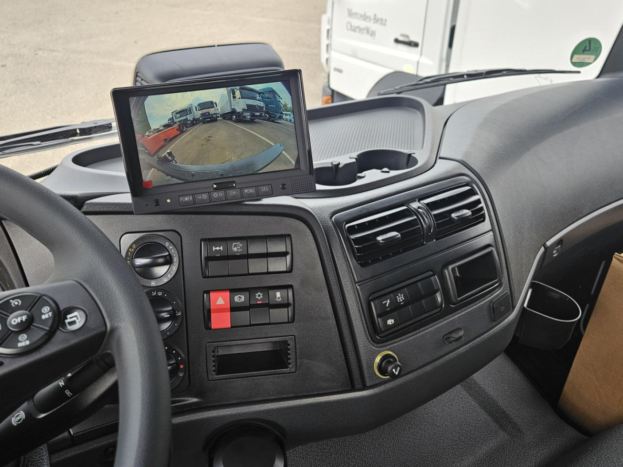 Getriebe: Automatikgetriebe Powershift 3Assistenzsysteme: Elektronisches Bremssystem EBS,  Tempomat,  Fahrlichtautomatik,  Spurhalteassistent,  R&uuml;ckfahrkamera,  VerkehrszeichenerkennungLicht und Sicht: Regensensor,  Nebelscheinwerfer,  LED-Tagfahrlicht,  LichtsensorAudio &amp; Kommunikation: Navigationssystem,  Digitaler Radioempfang DABExterieur: Luftfederung,  Anh&auml;ngerkupplungSicherheit: Fahrerairbag,  Elektr. Stabilit&auml;tsprogramm ESP,  Antiblockiersystem ABS,  Au&szlig;entemperatur Anzeige,  RundumleuchteInterieur: Sitze Velours,  Innenfarbe schwarz,  BordcomputerKomfort: Klimaanlage,  Sitzheizung,  Servolenkung,  Fensterheber elektrisch,  Zentralverriegelung,  Digitales KombiinstrumentWeitere Ausstattung: RADSTAND 3260 MM GEWICHTSVARIANTE 16,0 T (6,1/10,5) MOTOR OM936,  R6,  7,7 L,  220 KW (299 PS),  1200 NM OM 936 MOTORAUSFUEHRUNG EURO VI,  E HIGH PERFORMANCE ENGINE BRAKE GETRIEBE G 140-8/9,30-0,79 MERCEDES POWERSHIFT 3 POWERSHIFT ADVANCED FAHRPROGRAMM ECONOMY / POWER NA MB 121-2C,  PUMPE NEBENABTRIEB,  EINFACH MEILLER-PUMPE,  5-KOLBEN,  TYP 255/1 VORDERACHSE,  6,1 T HINTERACHSE,  TELLERRAD 390,  HYPOID,  11,0 T DIFFERENZIALSPERRE HINTERACHSE ACHSUEBERSETZUNG I  4,300 VORDERFEDER,  PARABEL HINTERFEDER,  PARABEL STABILISATOR HINTERACHSE STEILSCHULTERFELGEN 7.50 X 22.5 BEREIFUNG KUNDENWUNSCH VA BEREIFUNG KUNDENWUNSCH HA RADMUTTERNABDECKUNG REIFENDRUCKKONTROLLE LENKUNG ZF 8098 KUNSTSTOFFTANK 120 L LINKS ADBLUE-TANK 25 L TANKS ABSCHLIESSBAR SCHUTZKAPPE ADBLUE DOSIERSYSTEM ABGASANLAGE RECHTS SPRITZSCHUTZ IM KOTFLUEGEL FRONTUNTERFAHRSCHUTZ SEITLICHE SCHUTZVORRICHTUNG HECKUNTERFAHRSCHUTZ ANHAENGERKUPPLUNG RINGFEDER ANHAENGERKUPPLUNG TIEF ANHAENGERKUPPLUNG G145 HANDHEBEL OBEN FUER ANHAENGERKUPPLUNG QUERTRAEGER FUER AHK SCHEIBENBREMSE VA UND HA SCHEIBENBREMSEN MIT TEILSCHUTZ EBS MIT ABS UND ASR ELEKTRONISCHE DRUCKLUFTVERSORGUNG HEIZUNG DRUCKLUFTVERSORGUNGSEINHEIT KONDENSWASSERUEBERWACHUNG ANHAENGERBREMSE 2-LEITUNG S-FAHRERHAUS CLASSICSPACE 2,30 M CLASSICSPACE RUECKWAND MIT FENSTER LICHTSENSOR REGENSENSOR DACHLUKE FAHRERHAUSEINSTIEG ZWEISTUFIG FRONTSPIEGEL HEIZBAR HAUPTSPIEGEL ELEKTRISCH SONNENBLENDE TRANSPARENT 2 FERNBEDIENUNGSSCHLUESSEL ZENTRALVERRIEGELUNG 2 FERNBEDIENUNGSSCHLUESSEL EXTRA FAHRER-SCHWINGSITZ KOMFORT BEIFAHRER-STARRSITZ MITTELSITZ ARMLEHNEN BEIDSEITIG GURTKONTROLLE SITZBEZUG VELOURS FAHRER SITZBEZUG VELOURS BEIFAHRER GURTWARNER MIT SITZBELEGUNGSERKENNUNG GUMMIMATTEN SONNENROLLO FAHRERSEITE STANDARD-COCKPIT ELEKTRISCHE FENSTERHEBER KOMBIINSTRUMENT MIT VIDEOFUNKTION RUECKFAHRKAMERA VORRUESTUNG FUER ZUSAETZLICHE KAMERA TACHOGRAF-KALIBRIERUNG TACHOGRAF DIGITAL GEN 2 TACHOGRAFHERSTELLER VDO RUECKFAHRWARNER PARAMETRIERUNG ARBEITSZEIT DIGITAL RADIO USB BLUETOOTH FERNAKTUALISIERUNG FAHRERASSISTENZKARTE FLEETBOARD ECO SUPPORT TRUCK DATA CENTER 8 BASE VORRUESTUNG TRUCK DATA CENTER 8 TRUCKLIVE USB-ANSCHLUSS KLIMAANLAGE POLLENFILTER ABLAGE UEBER FRONTSCHEIBE BATTERIEN 2 X 12V/100AH BATTERIEABDECKUNG GENERATOR 28V/100A SCHALTER NR.1 FREMDAUFBAU-ELEKTRIK ANHAENGERSTECKDOSE 24V ANHAENGERSTECKDOSE 12V LED LED-TAGFAHRLICHT AUTOMATISCHES AUF-/ABBLENDLICHT STEINSCHLAGSCHUTZGITTER LED ARBEITSSCHEINWERFER SEITENMARKIERUNGSLEUCHTEN LED-UMRISSLEUCHTE RUNDUM-KENNLEUCHTE GELB BLINKERGLAESER WEISS BELEUCHTUNGSVORSCHRIFT UN-R 48.06 GESCHWINDIGKEITSBEGRENZER 90 KM/H FAHRASSISTENZKARTE EUROPA ESP SPURHALTE-ASSISTENT VERKEHRSZEICHEN-ASSISTENT ACTIVE SIDEGUARD ASSIST 2 FRONTGUARD ASSIST ACTIVE BRAKE ASSIST 6 PLUS ATTENTION ASSIST 2 VORRUESTUNG ALKOHOLTESTER TEMPOMAT MEILLER TRIGENIUS D210 BODEN 5 MM HBW 450 VERZURRMULDEN BORDWANDHOEHE 500 MM STIRNWANDHOEHE 800 MM WERKSKIPPER MEILLER SCHAUFEL-/BESENHALTER ABDECKUNG FUER AGGREGATE HYDRAULIKANSCHLUSS KIPP-ANHAENGER ABLAGEGESTELL AN STIRNWAND AUFSTIEGSEINTRITT AN SEITENWAND HECKMARKIERUNG ECE-R70 STIRNWAND ERHOEHT GERAEUSCHVORSCHRIFT UN-R 51.03 VERBANDTASCHE WARNDREIECK WARNLAMPE WARNWESTE ACTIVE SAFETY FAHRZEUGAUSFUEHRUNG NACH GSR AUFBAUART KIPPER/KIPPSATTEL FAHRGESTELLNUMMER FIN ZULASSUNGSBESCHEINIGUNG TEIL II MERCEDES-BENZ ONROADSERVICE ATS-GEWAEHRLEISTUNG 3 JAHRE/250.000 KM ATS-GEWAEHRLEISTUNG 4. JAHR/340.000 KM ATEGO MODELLGENERATION 1 TECHNISCHE AENDERUNGEN MODELLJAHR APRIL TYPSCHILD EU SCHILDER/DRUCKSCHRIFTEN DEUTSCH 2. GENERATION ELEKTRONIK ARCHITEKTUR LINKSLENKER FAHRZEUG FUER RECHTSVERKEHRSonstige Ma&szlig;e und Gewichte: zul&auml;ssiges Gesamtgewicht: 7.500 kgFahrzeug hat noch keine ZulassungIrrt&uuml;mer und &Auml;nderungen vorbehalten