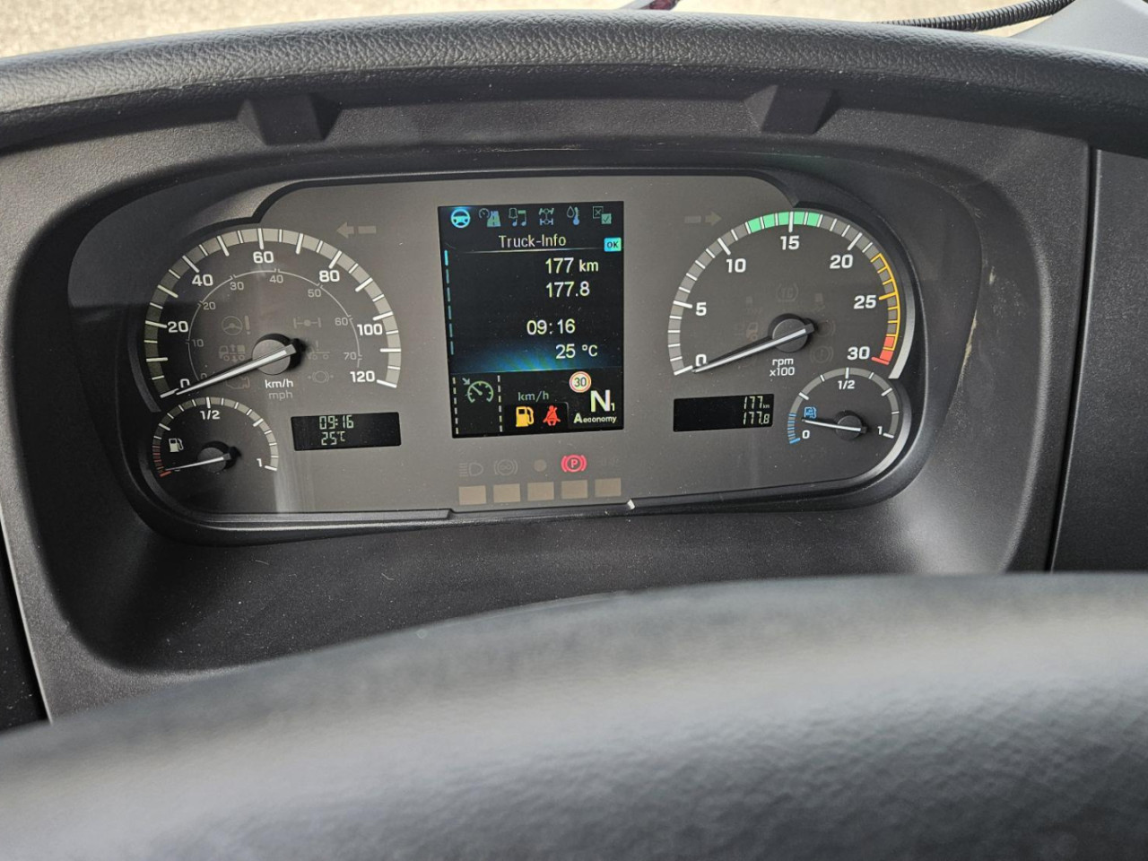 Getriebe: Automatikgetriebe Powershift 3Assistenzsysteme: Elektronisches Bremssystem EBS,  Tempomat,  Fahrlichtautomatik,  Spurhalteassistent,  R&uuml;ckfahrkamera,  VerkehrszeichenerkennungLicht und Sicht: Regensensor,  Nebelscheinwerfer,  LED-Tagfahrlicht,  LichtsensorAudio &amp; Kommunikation: Navigationssystem,  Digitaler Radioempfang DABExterieur: Luftfederung,  Anh&auml;ngerkupplungSicherheit: Fahrerairbag,  Elektr. Stabilit&auml;tsprogramm ESP,  Antiblockiersystem ABS,  Au&szlig;entemperatur Anzeige,  RundumleuchteInterieur: Sitze Velours,  Innenfarbe schwarz,  BordcomputerKomfort: Klimaanlage,  Sitzheizung,  Servolenkung,  Fensterheber elektrisch,  Zentralverriegelung,  Digitales KombiinstrumentWeitere Ausstattung: RADSTAND 3260 MM GEWICHTSVARIANTE 16,0 T (6,1/10,5) MOTOR OM936,  R6,  7,7 L,  220 KW (299 PS),  1200 NM OM 936 MOTORAUSFUEHRUNG EURO VI,  E HIGH PERFORMANCE ENGINE BRAKE GETRIEBE G 140-8/9,30-0,79 MERCEDES POWERSHIFT 3 POWERSHIFT ADVANCED FAHRPROGRAMM ECONOMY / POWER NA MB 121-2C,  PUMPE NEBENABTRIEB,  EINFACH MEILLER-PUMPE,  5-KOLBEN,  TYP 255/1 VORDERACHSE,  6,1 T HINTERACHSE,  TELLERRAD 390,  HYPOID,  11,0 T DIFFERENZIALSPERRE HINTERACHSE ACHSUEBERSETZUNG I  4,300 VORDERFEDER,  PARABEL HINTERFEDER,  PARABEL STABILISATOR HINTERACHSE STEILSCHULTERFELGEN 7.50 X 22.5 BEREIFUNG KUNDENWUNSCH VA BEREIFUNG KUNDENWUNSCH HA RADMUTTERNABDECKUNG REIFENDRUCKKONTROLLE LENKUNG ZF 8098 KUNSTSTOFFTANK 120 L LINKS ADBLUE-TANK 25 L TANKS ABSCHLIESSBAR SCHUTZKAPPE ADBLUE DOSIERSYSTEM ABGASANLAGE RECHTS SPRITZSCHUTZ IM KOTFLUEGEL FRONTUNTERFAHRSCHUTZ SEITLICHE SCHUTZVORRICHTUNG HECKUNTERFAHRSCHUTZ ANHAENGERKUPPLUNG RINGFEDER ANHAENGERKUPPLUNG TIEF ANHAENGERKUPPLUNG G145 HANDHEBEL OBEN FUER ANHAENGERKUPPLUNG QUERTRAEGER FUER AHK SCHEIBENBREMSE VA UND HA SCHEIBENBREMSEN MIT TEILSCHUTZ EBS MIT ABS UND ASR ELEKTRONISCHE DRUCKLUFTVERSORGUNG HEIZUNG DRUCKLUFTVERSORGUNGSEINHEIT KONDENSWASSERUEBERWACHUNG ANHAENGERBREMSE 2-LEITUNG S-FAHRERHAUS CLASSICSPACE 2,30 M CLASSICSPACE RUECKWAND MIT FENSTER LICHTSENSOR REGENSENSOR DACHLUKE FAHRERHAUSEINSTIEG ZWEISTUFIG FRONTSPIEGEL HEIZBAR HAUPTSPIEGEL ELEKTRISCH SONNENBLENDE TRANSPARENT 2 FERNBEDIENUNGSSCHLUESSEL ZENTRALVERRIEGELUNG 2 FERNBEDIENUNGSSCHLUESSEL EXTRA FAHRER-SCHWINGSITZ KOMFORT BEIFAHRER-STARRSITZ MITTELSITZ ARMLEHNEN BEIDSEITIG GURTKONTROLLE SITZBEZUG VELOURS FAHRER SITZBEZUG VELOURS BEIFAHRER GURTWARNER MIT SITZBELEGUNGSERKENNUNG GUMMIMATTEN SONNENROLLO FAHRERSEITE STANDARD-COCKPIT ELEKTRISCHE FENSTERHEBER KOMBIINSTRUMENT MIT VIDEOFUNKTION RUECKFAHRKAMERA VORRUESTUNG FUER ZUSAETZLICHE KAMERA TACHOGRAF-KALIBRIERUNG TACHOGRAF DIGITAL GEN 2 TACHOGRAFHERSTELLER VDO RUECKFAHRWARNER PARAMETRIERUNG ARBEITSZEIT DIGITAL RADIO USB BLUETOOTH FERNAKTUALISIERUNG FAHRERASSISTENZKARTE FLEETBOARD ECO SUPPORT TRUCK DATA CENTER 8 BASE VORRUESTUNG TRUCK DATA CENTER 8 TRUCKLIVE USB-ANSCHLUSS KLIMAANLAGE POLLENFILTER ABLAGE UEBER FRONTSCHEIBE BATTERIEN 2 X 12V/100AH BATTERIEABDECKUNG GENERATOR 28V/100A SCHALTER NR.1 FREMDAUFBAU-ELEKTRIK ANHAENGERSTECKDOSE 24V ANHAENGERSTECKDOSE 12V LED LED-TAGFAHRLICHT AUTOMATISCHES AUF-/ABBLENDLICHT STEINSCHLAGSCHUTZGITTER LED ARBEITSSCHEINWERFER SEITENMARKIERUNGSLEUCHTEN LED-UMRISSLEUCHTE RUNDUM-KENNLEUCHTE GELB BLINKERGLAESER WEISS BELEUCHTUNGSVORSCHRIFT UN-R 48.06 GESCHWINDIGKEITSBEGRENZER 90 KM/H FAHRASSISTENZKARTE EUROPA ESP SPURHALTE-ASSISTENT VERKEHRSZEICHEN-ASSISTENT ACTIVE SIDEGUARD ASSIST 2 FRONTGUARD ASSIST ACTIVE BRAKE ASSIST 6 PLUS ATTENTION ASSIST 2 VORRUESTUNG ALKOHOLTESTER TEMPOMAT MEILLER TRIGENIUS D210 BODEN 5 MM HBW 450 VERZURRMULDEN BORDWANDHOEHE 500 MM STIRNWANDHOEHE 800 MM WERKSKIPPER MEILLER SCHAUFEL-/BESENHALTER ABDECKUNG FUER AGGREGATE HYDRAULIKANSCHLUSS KIPP-ANHAENGER ABLAGEGESTELL AN STIRNWAND AUFSTIEGSEINTRITT AN SEITENWAND HECKMARKIERUNG ECE-R70 STIRNWAND ERHOEHT GERAEUSCHVORSCHRIFT UN-R 51.03 VERBANDTASCHE WARNDREIECK WARNLAMPE WARNWESTE ACTIVE SAFETY FAHRZEUGAUSFUEHRUNG NACH GSR AUFBAUART KIPPER/KIPPSATTEL FAHRGESTELLNUMMER FIN ZULASSUNGSBESCHEINIGUNG TEIL II MERCEDES-BENZ ONROADSERVICE ATS-GEWAEHRLEISTUNG 3 JAHRE/250.000 KM ATS-GEWAEHRLEISTUNG 4. JAHR/340.000 KM ATEGO MODELLGENERATION 1 TECHNISCHE AENDERUNGEN MODELLJAHR APRIL TYPSCHILD EU SCHILDER/DRUCKSCHRIFTEN DEUTSCH 2. GENERATION ELEKTRONIK ARCHITEKTUR LINKSLENKER FAHRZEUG FUER RECHTSVERKEHRSonstige Ma&szlig;e und Gewichte: zul&auml;ssiges Gesamtgewicht: 7.500 kgFahrzeug hat noch keine ZulassungIrrt&uuml;mer und &Auml;nderungen vorbehalten
