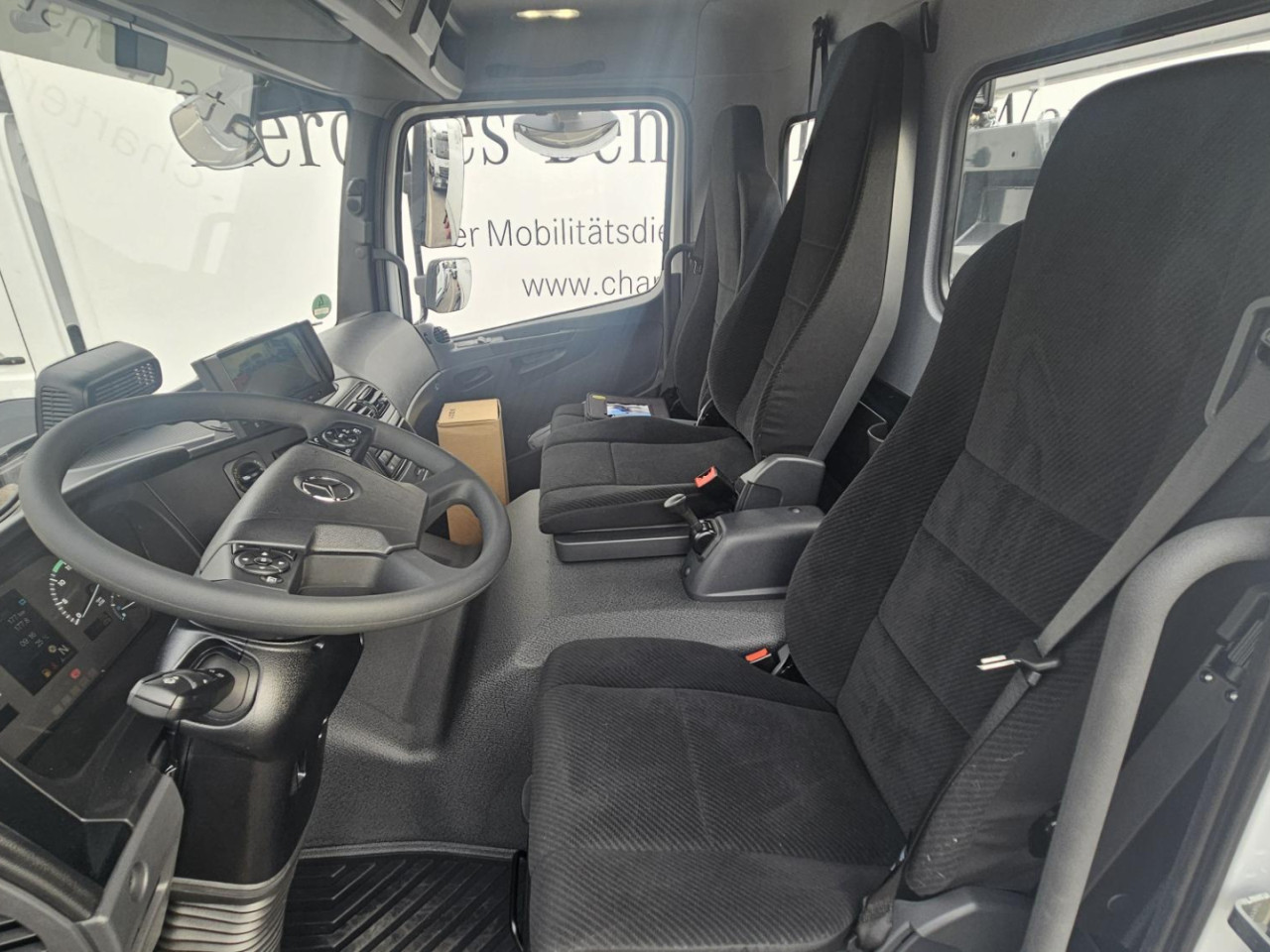 Getriebe: Automatikgetriebe Powershift 3Assistenzsysteme: Elektronisches Bremssystem EBS,  Tempomat,  Fahrlichtautomatik,  Spurhalteassistent,  R&uuml;ckfahrkamera,  VerkehrszeichenerkennungLicht und Sicht: Regensensor,  Nebelscheinwerfer,  LED-Tagfahrlicht,  LichtsensorAudio &amp; Kommunikation: Navigationssystem,  Digitaler Radioempfang DABExterieur: Luftfederung,  Anh&auml;ngerkupplungSicherheit: Fahrerairbag,  Elektr. Stabilit&auml;tsprogramm ESP,  Antiblockiersystem ABS,  Au&szlig;entemperatur Anzeige,  RundumleuchteInterieur: Sitze Velours,  Innenfarbe schwarz,  BordcomputerKomfort: Klimaanlage,  Sitzheizung,  Servolenkung,  Fensterheber elektrisch,  Zentralverriegelung,  Digitales KombiinstrumentWeitere Ausstattung: RADSTAND 3260 MM GEWICHTSVARIANTE 16,0 T (6,1/10,5) MOTOR OM936,  R6,  7,7 L,  220 KW (299 PS),  1200 NM OM 936 MOTORAUSFUEHRUNG EURO VI,  E HIGH PERFORMANCE ENGINE BRAKE GETRIEBE G 140-8/9,30-0,79 MERCEDES POWERSHIFT 3 POWERSHIFT ADVANCED FAHRPROGRAMM ECONOMY / POWER NA MB 121-2C,  PUMPE NEBENABTRIEB,  EINFACH MEILLER-PUMPE,  5-KOLBEN,  TYP 255/1 VORDERACHSE,  6,1 T HINTERACHSE,  TELLERRAD 390,  HYPOID,  11,0 T DIFFERENZIALSPERRE HINTERACHSE ACHSUEBERSETZUNG I  4,300 VORDERFEDER,  PARABEL HINTERFEDER,  PARABEL STABILISATOR HINTERACHSE STEILSCHULTERFELGEN 7.50 X 22.5 BEREIFUNG KUNDENWUNSCH VA BEREIFUNG KUNDENWUNSCH HA RADMUTTERNABDECKUNG REIFENDRUCKKONTROLLE LENKUNG ZF 8098 KUNSTSTOFFTANK 120 L LINKS ADBLUE-TANK 25 L TANKS ABSCHLIESSBAR SCHUTZKAPPE ADBLUE DOSIERSYSTEM ABGASANLAGE RECHTS SPRITZSCHUTZ IM KOTFLUEGEL FRONTUNTERFAHRSCHUTZ SEITLICHE SCHUTZVORRICHTUNG HECKUNTERFAHRSCHUTZ ANHAENGERKUPPLUNG RINGFEDER ANHAENGERKUPPLUNG TIEF ANHAENGERKUPPLUNG G145 HANDHEBEL OBEN FUER ANHAENGERKUPPLUNG QUERTRAEGER FUER AHK SCHEIBENBREMSE VA UND HA SCHEIBENBREMSEN MIT TEILSCHUTZ EBS MIT ABS UND ASR ELEKTRONISCHE DRUCKLUFTVERSORGUNG HEIZUNG DRUCKLUFTVERSORGUNGSEINHEIT KONDENSWASSERUEBERWACHUNG ANHAENGERBREMSE 2-LEITUNG S-FAHRERHAUS CLASSICSPACE 2,30 M CLASSICSPACE RUECKWAND MIT FENSTER LICHTSENSOR REGENSENSOR DACHLUKE FAHRERHAUSEINSTIEG ZWEISTUFIG FRONTSPIEGEL HEIZBAR HAUPTSPIEGEL ELEKTRISCH SONNENBLENDE TRANSPARENT 2 FERNBEDIENUNGSSCHLUESSEL ZENTRALVERRIEGELUNG 2 FERNBEDIENUNGSSCHLUESSEL EXTRA FAHRER-SCHWINGSITZ KOMFORT BEIFAHRER-STARRSITZ MITTELSITZ ARMLEHNEN BEIDSEITIG GURTKONTROLLE SITZBEZUG VELOURS FAHRER SITZBEZUG VELOURS BEIFAHRER GURTWARNER MIT SITZBELEGUNGSERKENNUNG GUMMIMATTEN SONNENROLLO FAHRERSEITE STANDARD-COCKPIT ELEKTRISCHE FENSTERHEBER KOMBIINSTRUMENT MIT VIDEOFUNKTION RUECKFAHRKAMERA VORRUESTUNG FUER ZUSAETZLICHE KAMERA TACHOGRAF-KALIBRIERUNG TACHOGRAF DIGITAL GEN 2 TACHOGRAFHERSTELLER VDO RUECKFAHRWARNER PARAMETRIERUNG ARBEITSZEIT DIGITAL RADIO USB BLUETOOTH FERNAKTUALISIERUNG FAHRERASSISTENZKARTE FLEETBOARD ECO SUPPORT TRUCK DATA CENTER 8 BASE VORRUESTUNG TRUCK DATA CENTER 8 TRUCKLIVE USB-ANSCHLUSS KLIMAANLAGE POLLENFILTER ABLAGE UEBER FRONTSCHEIBE BATTERIEN 2 X 12V/100AH BATTERIEABDECKUNG GENERATOR 28V/100A SCHALTER NR.1 FREMDAUFBAU-ELEKTRIK ANHAENGERSTECKDOSE 24V ANHAENGERSTECKDOSE 12V LED LED-TAGFAHRLICHT AUTOMATISCHES AUF-/ABBLENDLICHT STEINSCHLAGSCHUTZGITTER LED ARBEITSSCHEINWERFER SEITENMARKIERUNGSLEUCHTEN LED-UMRISSLEUCHTE RUNDUM-KENNLEUCHTE GELB BLINKERGLAESER WEISS BELEUCHTUNGSVORSCHRIFT UN-R 48.06 GESCHWINDIGKEITSBEGRENZER 90 KM/H FAHRASSISTENZKARTE EUROPA ESP SPURHALTE-ASSISTENT VERKEHRSZEICHEN-ASSISTENT ACTIVE SIDEGUARD ASSIST 2 FRONTGUARD ASSIST ACTIVE BRAKE ASSIST 6 PLUS ATTENTION ASSIST 2 VORRUESTUNG ALKOHOLTESTER TEMPOMAT MEILLER TRIGENIUS D210 BODEN 5 MM HBW 450 VERZURRMULDEN BORDWANDHOEHE 500 MM STIRNWANDHOEHE 800 MM WERKSKIPPER MEILLER SCHAUFEL-/BESENHALTER ABDECKUNG FUER AGGREGATE HYDRAULIKANSCHLUSS KIPP-ANHAENGER ABLAGEGESTELL AN STIRNWAND AUFSTIEGSEINTRITT AN SEITENWAND HECKMARKIERUNG ECE-R70 STIRNWAND ERHOEHT GERAEUSCHVORSCHRIFT UN-R 51.03 VERBANDTASCHE WARNDREIECK WARNLAMPE WARNWESTE ACTIVE SAFETY FAHRZEUGAUSFUEHRUNG NACH GSR AUFBAUART KIPPER/KIPPSATTEL FAHRGESTELLNUMMER FIN ZULASSUNGSBESCHEINIGUNG TEIL II MERCEDES-BENZ ONROADSERVICE ATS-GEWAEHRLEISTUNG 3 JAHRE/250.000 KM ATS-GEWAEHRLEISTUNG 4. JAHR/340.000 KM ATEGO MODELLGENERATION 1 TECHNISCHE AENDERUNGEN MODELLJAHR APRIL TYPSCHILD EU SCHILDER/DRUCKSCHRIFTEN DEUTSCH 2. GENERATION ELEKTRONIK ARCHITEKTUR LINKSLENKER FAHRZEUG FUER RECHTSVERKEHRSonstige Ma&szlig;e und Gewichte: zul&auml;ssiges Gesamtgewicht: 7.500 kgFahrzeug hat noch keine ZulassungIrrt&uuml;mer und &Auml;nderungen vorbehalten