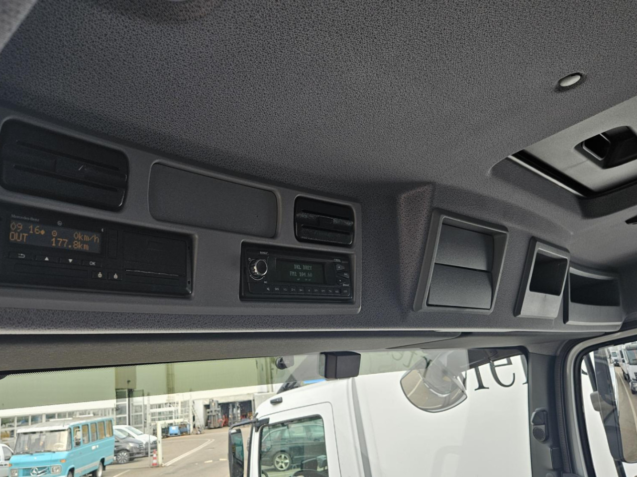 Getriebe: Automatikgetriebe Powershift 3Assistenzsysteme: Elektronisches Bremssystem EBS,  Tempomat,  Fahrlichtautomatik,  Spurhalteassistent,  R&uuml;ckfahrkamera,  VerkehrszeichenerkennungLicht und Sicht: Regensensor,  Nebelscheinwerfer,  LED-Tagfahrlicht,  LichtsensorAudio &amp; Kommunikation: Navigationssystem,  Digitaler Radioempfang DABExterieur: Luftfederung,  Anh&auml;ngerkupplungSicherheit: Fahrerairbag,  Elektr. Stabilit&auml;tsprogramm ESP,  Antiblockiersystem ABS,  Au&szlig;entemperatur Anzeige,  RundumleuchteInterieur: Sitze Velours,  Innenfarbe schwarz,  BordcomputerKomfort: Klimaanlage,  Sitzheizung,  Servolenkung,  Fensterheber elektrisch,  Zentralverriegelung,  Digitales KombiinstrumentWeitere Ausstattung: RADSTAND 3260 MM GEWICHTSVARIANTE 16,0 T (6,1/10,5) MOTOR OM936,  R6,  7,7 L,  220 KW (299 PS),  1200 NM OM 936 MOTORAUSFUEHRUNG EURO VI,  E HIGH PERFORMANCE ENGINE BRAKE GETRIEBE G 140-8/9,30-0,79 MERCEDES POWERSHIFT 3 POWERSHIFT ADVANCED FAHRPROGRAMM ECONOMY / POWER NA MB 121-2C,  PUMPE NEBENABTRIEB,  EINFACH MEILLER-PUMPE,  5-KOLBEN,  TYP 255/1 VORDERACHSE,  6,1 T HINTERACHSE,  TELLERRAD 390,  HYPOID,  11,0 T DIFFERENZIALSPERRE HINTERACHSE ACHSUEBERSETZUNG I  4,300 VORDERFEDER,  PARABEL HINTERFEDER,  PARABEL STABILISATOR HINTERACHSE STEILSCHULTERFELGEN 7.50 X 22.5 BEREIFUNG KUNDENWUNSCH VA BEREIFUNG KUNDENWUNSCH HA RADMUTTERNABDECKUNG REIFENDRUCKKONTROLLE LENKUNG ZF 8098 KUNSTSTOFFTANK 120 L LINKS ADBLUE-TANK 25 L TANKS ABSCHLIESSBAR SCHUTZKAPPE ADBLUE DOSIERSYSTEM ABGASANLAGE RECHTS SPRITZSCHUTZ IM KOTFLUEGEL FRONTUNTERFAHRSCHUTZ SEITLICHE SCHUTZVORRICHTUNG HECKUNTERFAHRSCHUTZ ANHAENGERKUPPLUNG RINGFEDER ANHAENGERKUPPLUNG TIEF ANHAENGERKUPPLUNG G145 HANDHEBEL OBEN FUER ANHAENGERKUPPLUNG QUERTRAEGER FUER AHK SCHEIBENBREMSE VA UND HA SCHEIBENBREMSEN MIT TEILSCHUTZ EBS MIT ABS UND ASR ELEKTRONISCHE DRUCKLUFTVERSORGUNG HEIZUNG DRUCKLUFTVERSORGUNGSEINHEIT KONDENSWASSERUEBERWACHUNG ANHAENGERBREMSE 2-LEITUNG S-FAHRERHAUS CLASSICSPACE 2,30 M CLASSICSPACE RUECKWAND MIT FENSTER LICHTSENSOR REGENSENSOR DACHLUKE FAHRERHAUSEINSTIEG ZWEISTUFIG FRONTSPIEGEL HEIZBAR HAUPTSPIEGEL ELEKTRISCH SONNENBLENDE TRANSPARENT 2 FERNBEDIENUNGSSCHLUESSEL ZENTRALVERRIEGELUNG 2 FERNBEDIENUNGSSCHLUESSEL EXTRA FAHRER-SCHWINGSITZ KOMFORT BEIFAHRER-STARRSITZ MITTELSITZ ARMLEHNEN BEIDSEITIG GURTKONTROLLE SITZBEZUG VELOURS FAHRER SITZBEZUG VELOURS BEIFAHRER GURTWARNER MIT SITZBELEGUNGSERKENNUNG GUMMIMATTEN SONNENROLLO FAHRERSEITE STANDARD-COCKPIT ELEKTRISCHE FENSTERHEBER KOMBIINSTRUMENT MIT VIDEOFUNKTION RUECKFAHRKAMERA VORRUESTUNG FUER ZUSAETZLICHE KAMERA TACHOGRAF-KALIBRIERUNG TACHOGRAF DIGITAL GEN 2 TACHOGRAFHERSTELLER VDO RUECKFAHRWARNER PARAMETRIERUNG ARBEITSZEIT DIGITAL RADIO USB BLUETOOTH FERNAKTUALISIERUNG FAHRERASSISTENZKARTE FLEETBOARD ECO SUPPORT TRUCK DATA CENTER 8 BASE VORRUESTUNG TRUCK DATA CENTER 8 TRUCKLIVE USB-ANSCHLUSS KLIMAANLAGE POLLENFILTER ABLAGE UEBER FRONTSCHEIBE BATTERIEN 2 X 12V/100AH BATTERIEABDECKUNG GENERATOR 28V/100A SCHALTER NR.1 FREMDAUFBAU-ELEKTRIK ANHAENGERSTECKDOSE 24V ANHAENGERSTECKDOSE 12V LED LED-TAGFAHRLICHT AUTOMATISCHES AUF-/ABBLENDLICHT STEINSCHLAGSCHUTZGITTER LED ARBEITSSCHEINWERFER SEITENMARKIERUNGSLEUCHTEN LED-UMRISSLEUCHTE RUNDUM-KENNLEUCHTE GELB BLINKERGLAESER WEISS BELEUCHTUNGSVORSCHRIFT UN-R 48.06 GESCHWINDIGKEITSBEGRENZER 90 KM/H FAHRASSISTENZKARTE EUROPA ESP SPURHALTE-ASSISTENT VERKEHRSZEICHEN-ASSISTENT ACTIVE SIDEGUARD ASSIST 2 FRONTGUARD ASSIST ACTIVE BRAKE ASSIST 6 PLUS ATTENTION ASSIST 2 VORRUESTUNG ALKOHOLTESTER TEMPOMAT MEILLER TRIGENIUS D210 BODEN 5 MM HBW 450 VERZURRMULDEN BORDWANDHOEHE 500 MM STIRNWANDHOEHE 800 MM WERKSKIPPER MEILLER SCHAUFEL-/BESENHALTER ABDECKUNG FUER AGGREGATE HYDRAULIKANSCHLUSS KIPP-ANHAENGER ABLAGEGESTELL AN STIRNWAND AUFSTIEGSEINTRITT AN SEITENWAND HECKMARKIERUNG ECE-R70 STIRNWAND ERHOEHT GERAEUSCHVORSCHRIFT UN-R 51.03 VERBANDTASCHE WARNDREIECK WARNLAMPE WARNWESTE ACTIVE SAFETY FAHRZEUGAUSFUEHRUNG NACH GSR AUFBAUART KIPPER/KIPPSATTEL FAHRGESTELLNUMMER FIN ZULASSUNGSBESCHEINIGUNG TEIL II MERCEDES-BENZ ONROADSERVICE ATS-GEWAEHRLEISTUNG 3 JAHRE/250.000 KM ATS-GEWAEHRLEISTUNG 4. JAHR/340.000 KM ATEGO MODELLGENERATION 1 TECHNISCHE AENDERUNGEN MODELLJAHR APRIL TYPSCHILD EU SCHILDER/DRUCKSCHRIFTEN DEUTSCH 2. GENERATION ELEKTRONIK ARCHITEKTUR LINKSLENKER FAHRZEUG FUER RECHTSVERKEHRSonstige Ma&szlig;e und Gewichte: zul&auml;ssiges Gesamtgewicht: 7.500 kgFahrzeug hat noch keine ZulassungIrrt&uuml;mer und &Auml;nderungen vorbehalten