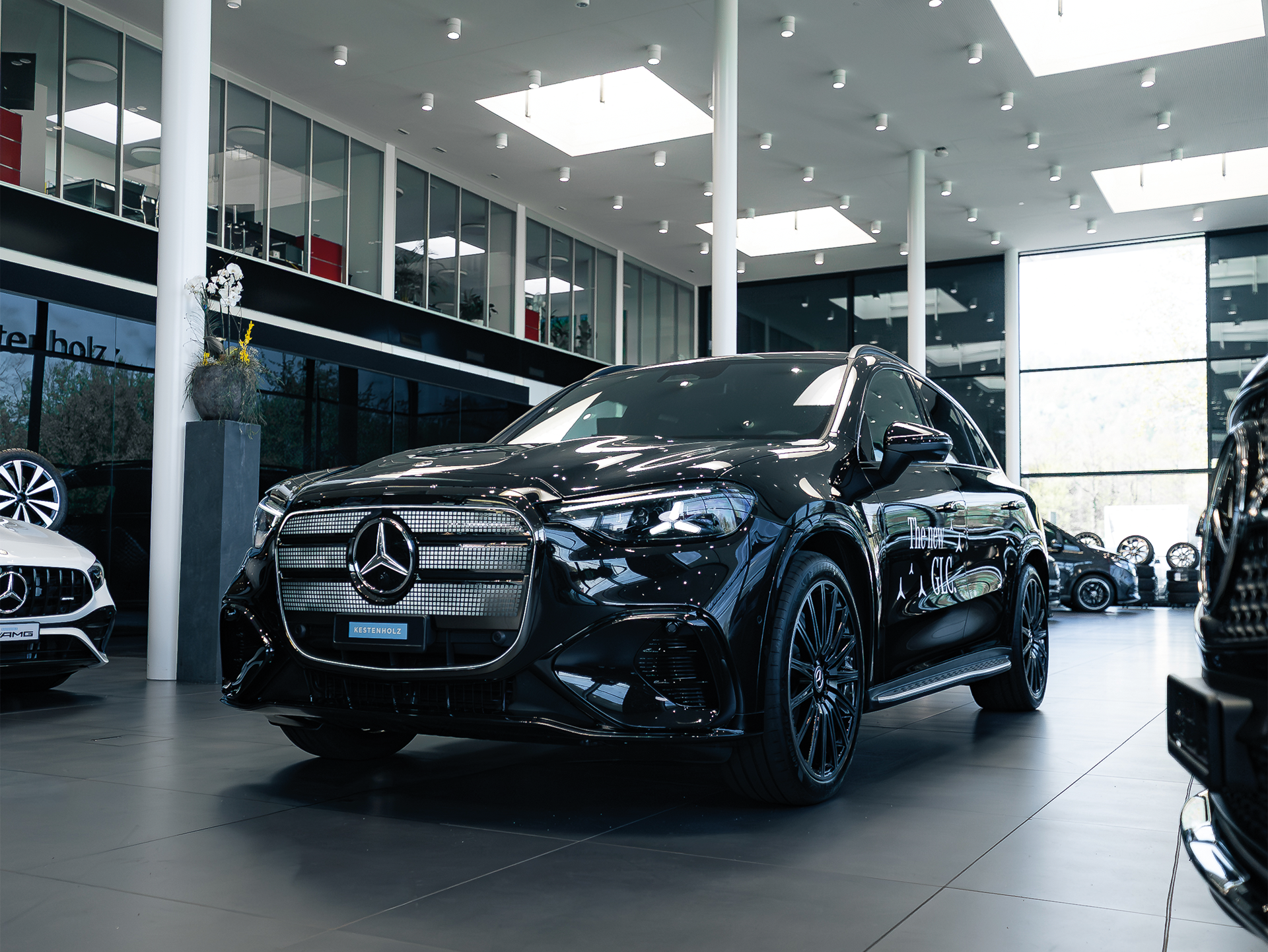 Erleben Sie ein Fahrzeug, das Gegensätze perfekt vereint: Elegant im Alltag, kompromisslos in der Performance. Der neue GLC 53 AMG begeistert mit seinem kraftvollen 6-Zylinder-Motor, markantem Design und einem Interieur, das Motorsport-Feeling auf ein neues Level hebt.  Freuen Sie sich auf:
 	 	Eindrucksvolles AMG-Design mit unverwechselbarer Präsenz 	 	 	Hochwertiges Interieur mit sportlichen Details 	 	 	Ein exklusiver Preview – noch vor dem offiziellen Marktstart 	 	 	Interaktive Präsentation 	 
 Nutzen Sie diese seltene Gelegenheit, den neuen Mercedes-AMG GLC 53 bereits vor allen anderen aus nächster Nähe zu erleben.
*Keine Probefahrten möglich